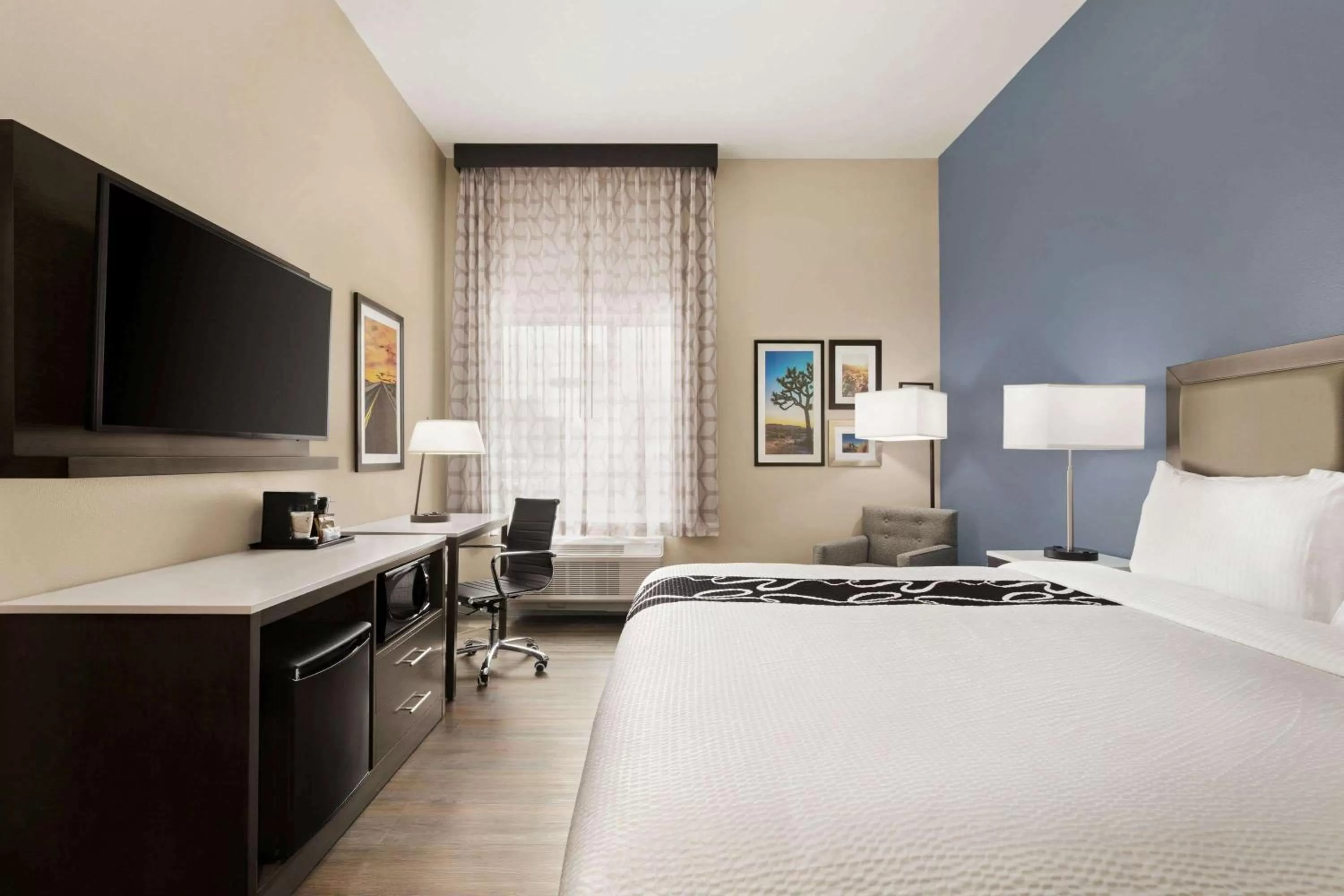 Photo of the whole room, Bed in La Quinta Inn & Suites by Wyndham San Bernardino