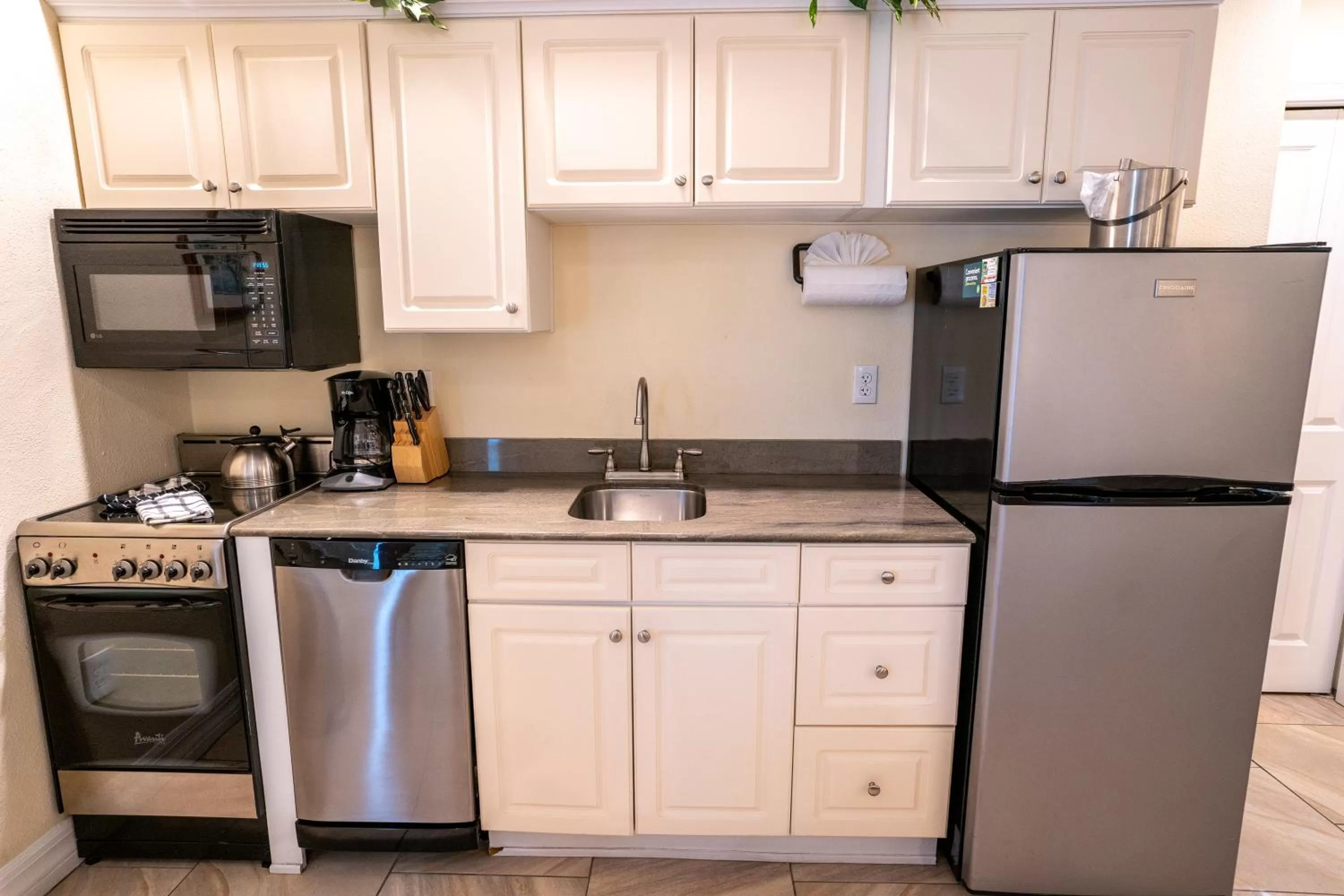 Kitchen or kitchenette in The Capri at Siesta