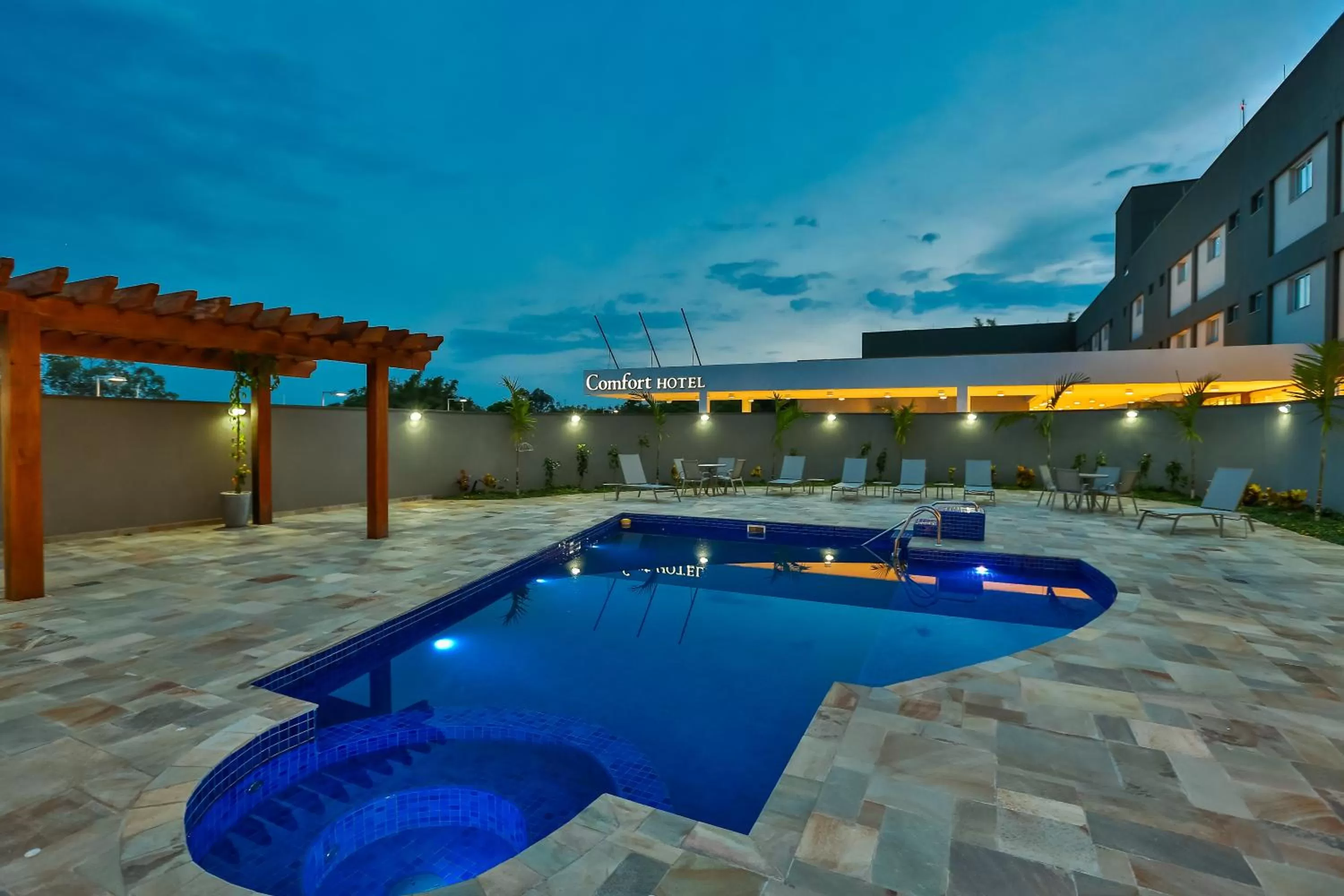 Swimming pool in Comfort Mogi Guaçu