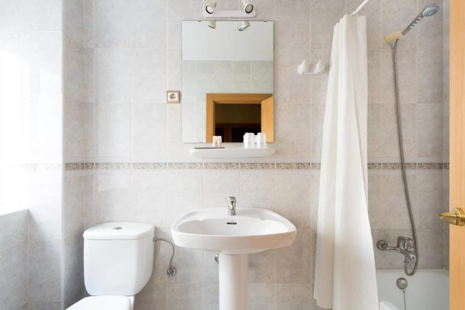 Toilet in Hotel Sevilla