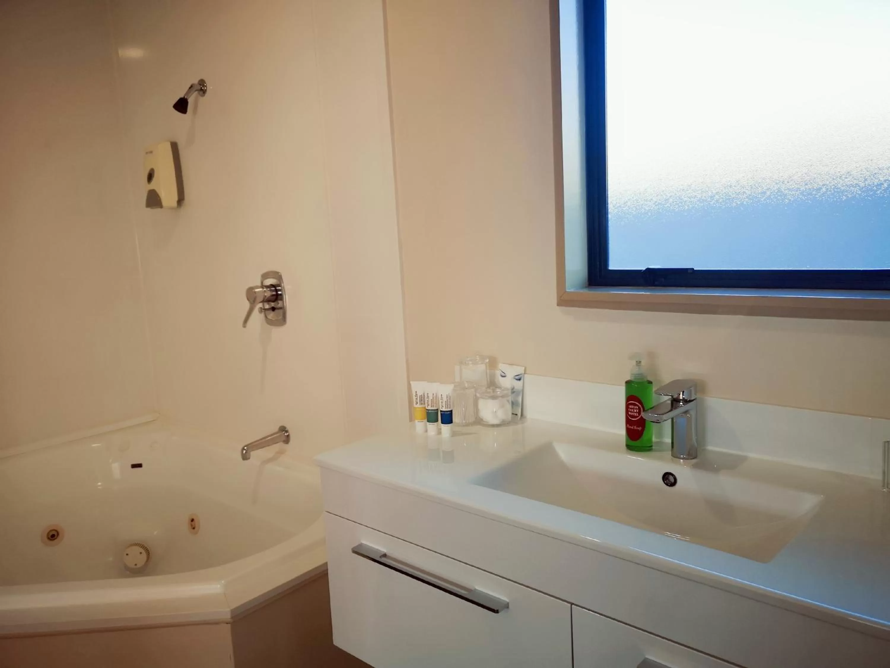 Bathroom in Aston Court Motel