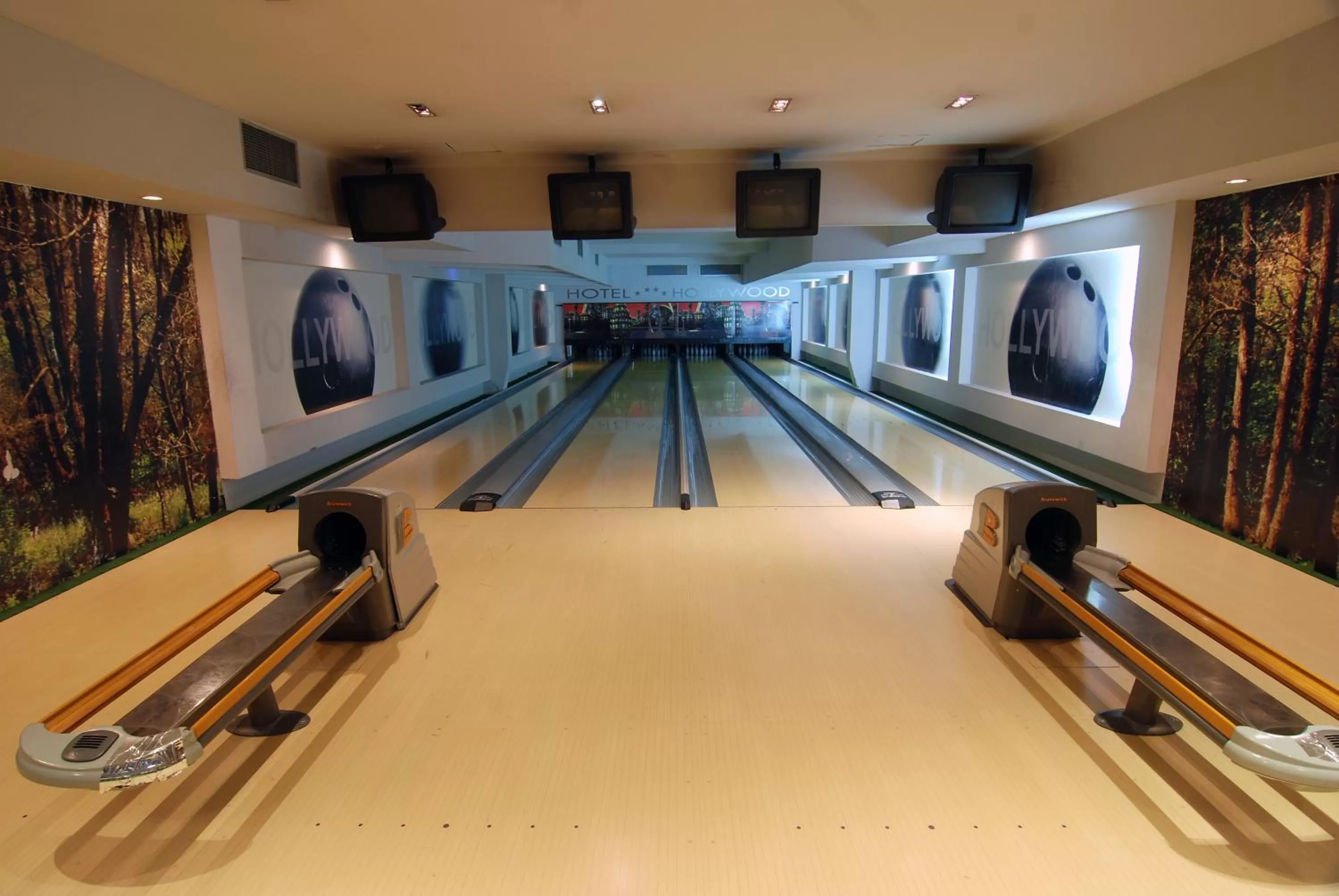 Bowling in Hollywood Hotel