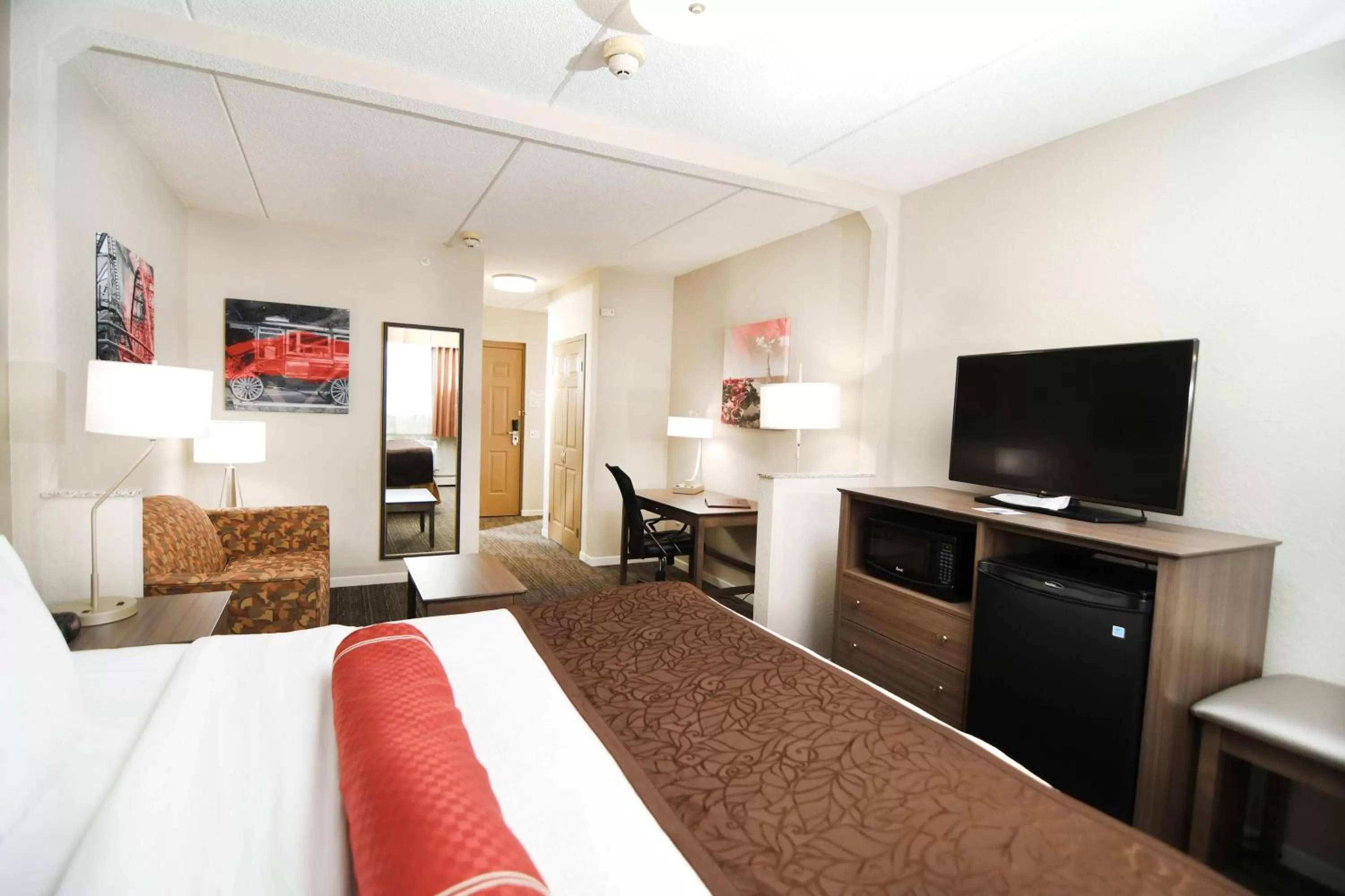 Photo of the whole room, Bed in Best Western Plus Sandusky Hotel & Suites