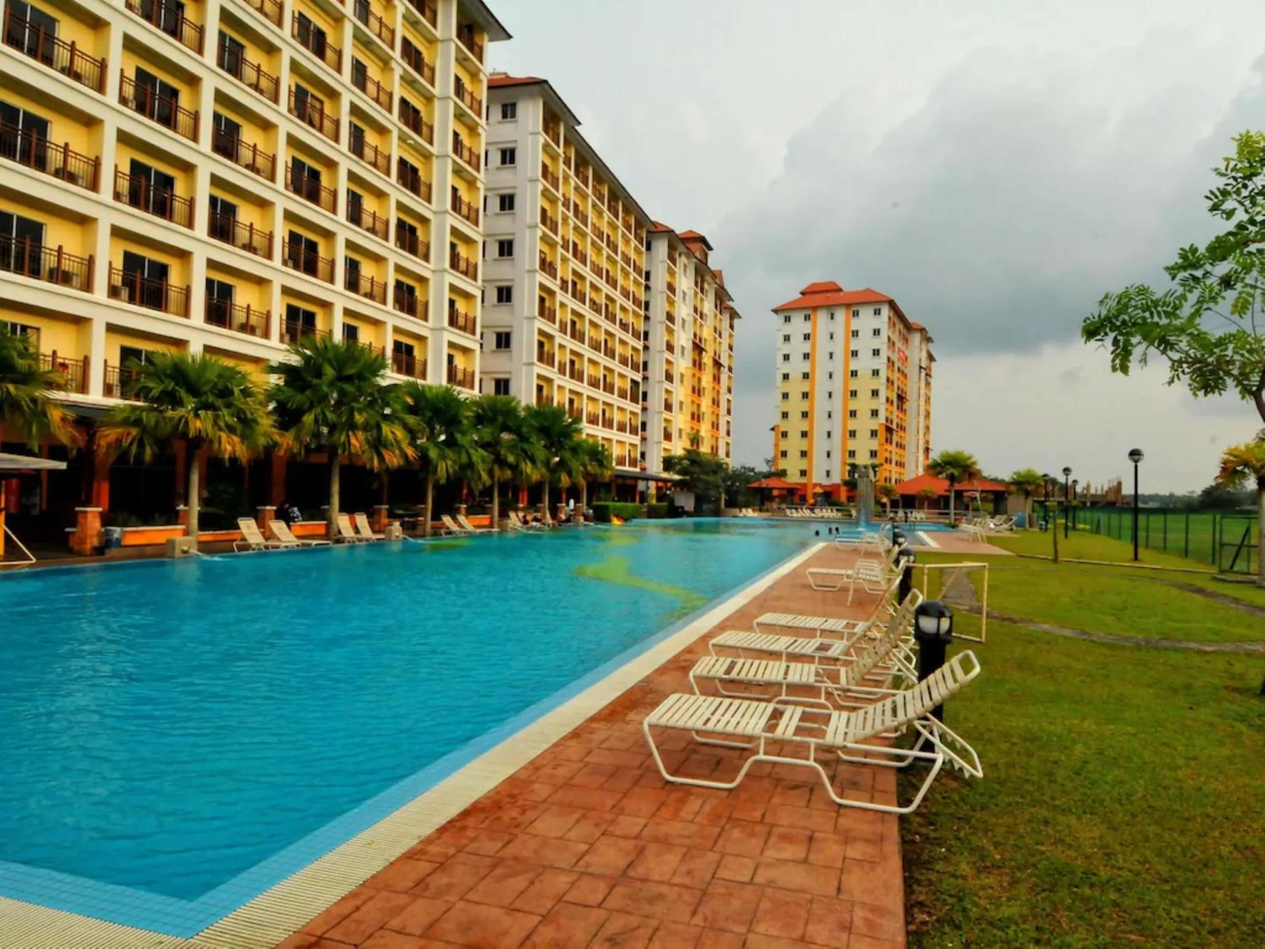Facade/entrance, Swimming Pool in OYO HOME 90301 Suria Service Apartments Bukit Merak Laketown Resort