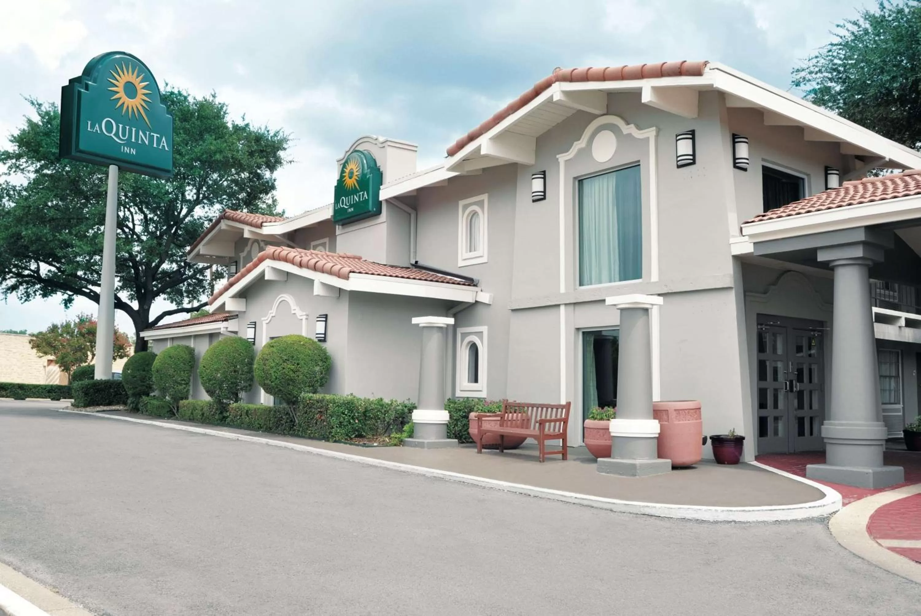 Property building in La Quinta Inn by Wyndham Dallas Uptown