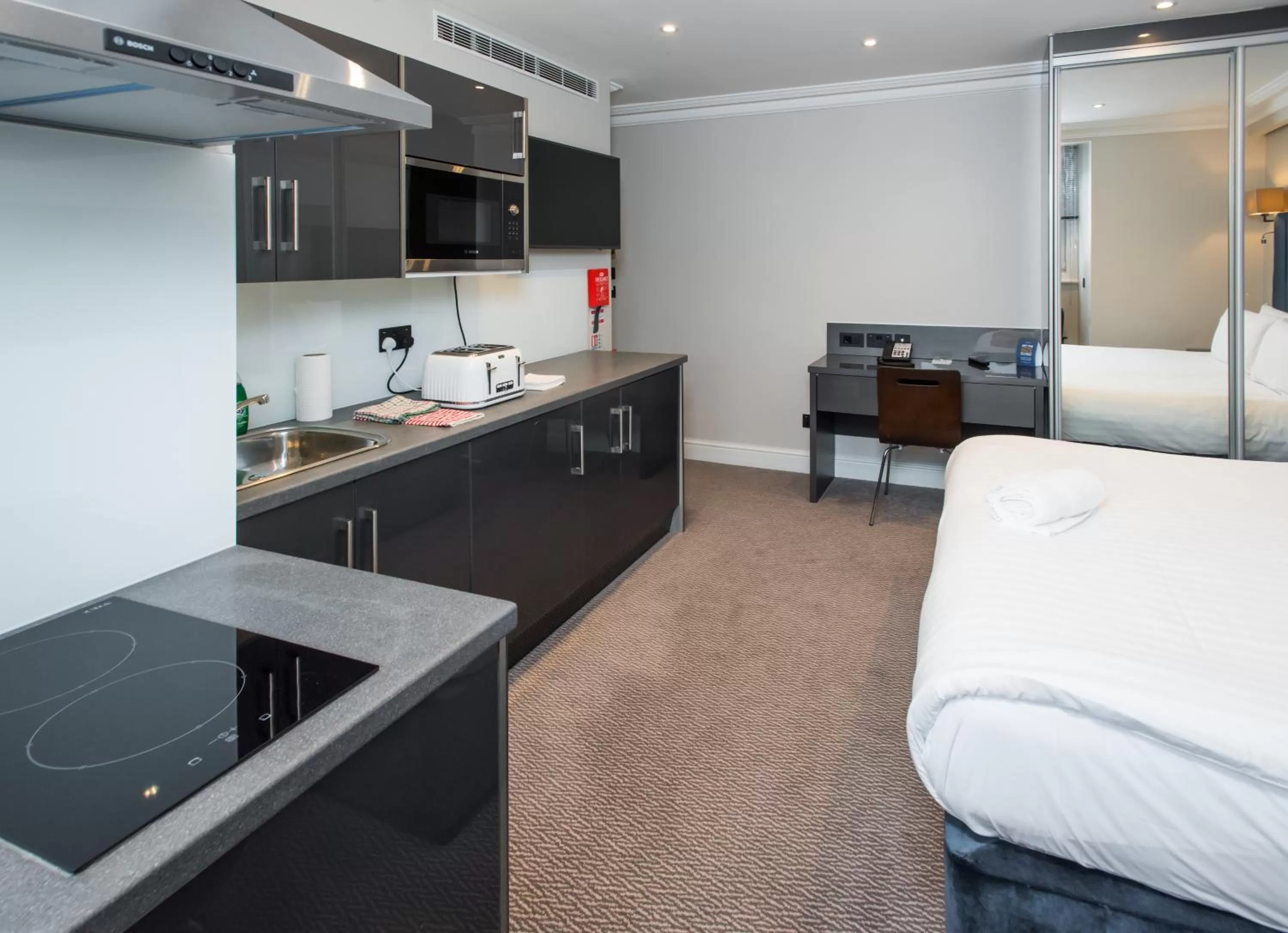 Kitchen or kitchenette in Best Western Chiswick Palace & Suites London