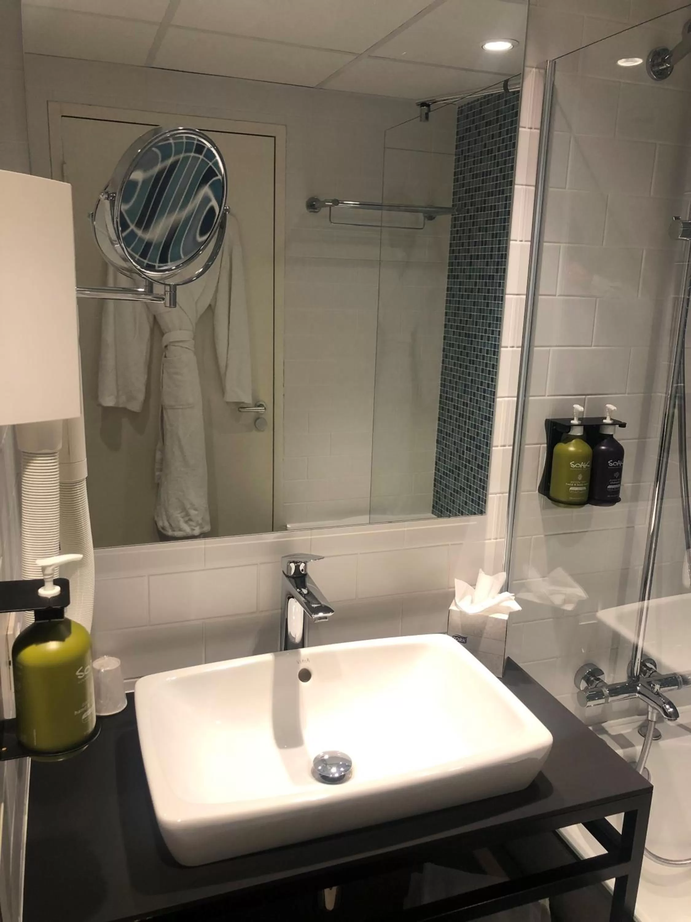 Bathroom in Holiday Inn Bordeaux Sud - Pessac by IHG