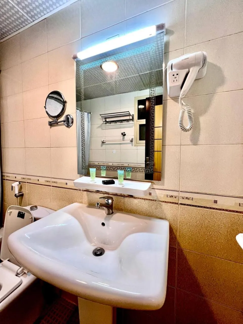 Shower in Dream Palace Hotel