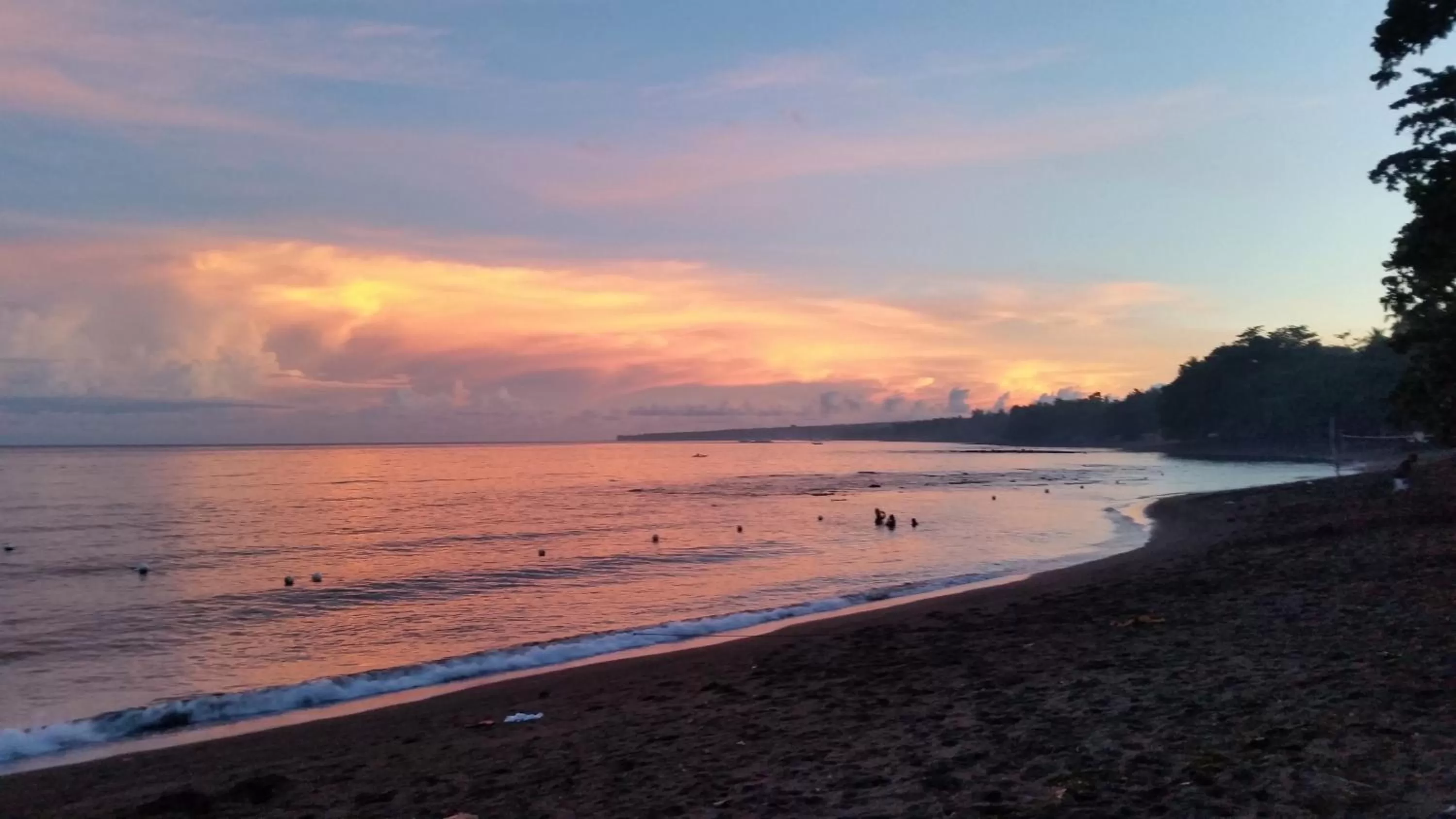 Sunset in AivyMaes Divers Resort