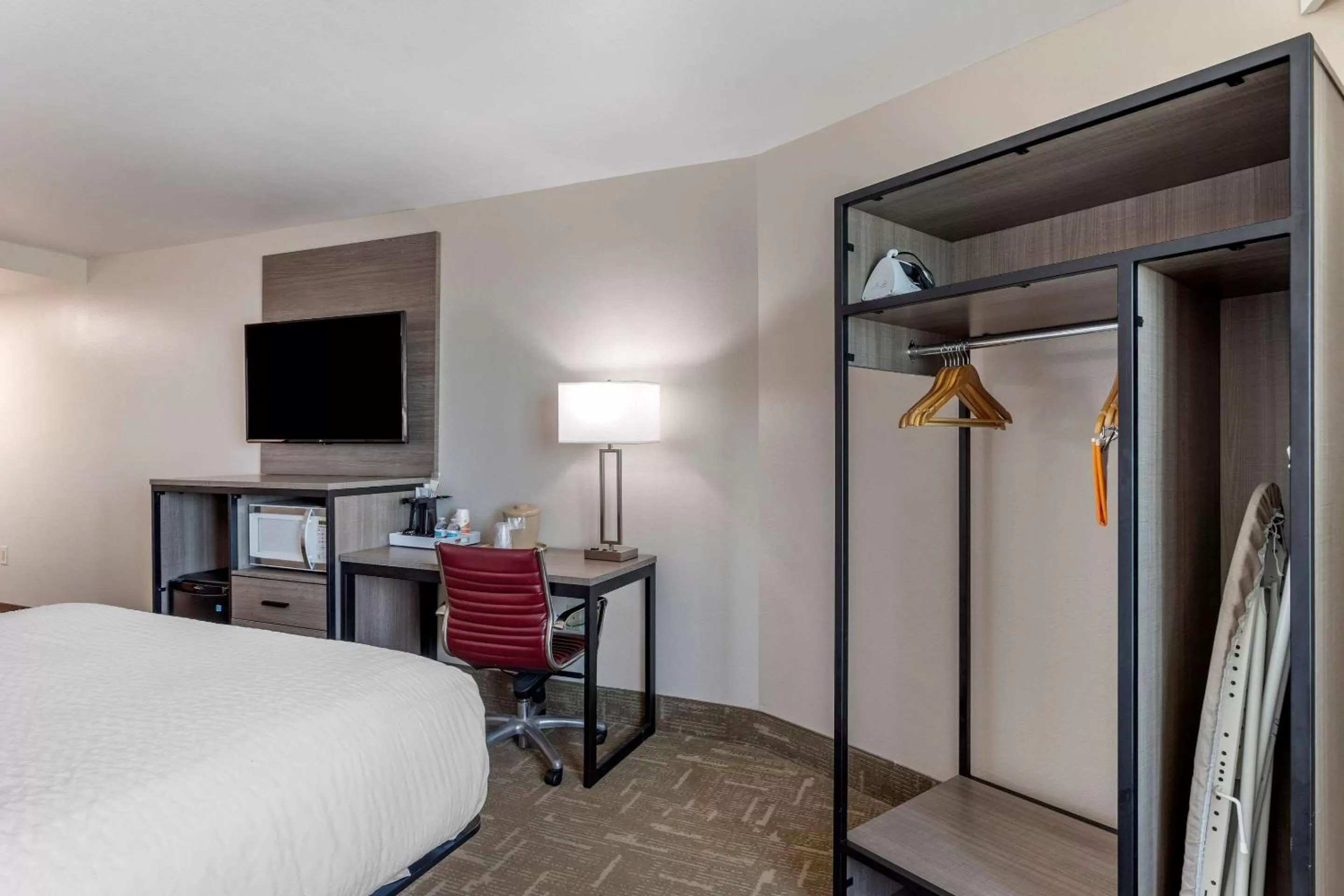 Bedroom, TV/Entertainment Center in Clarion Pointe Galveston Seawall