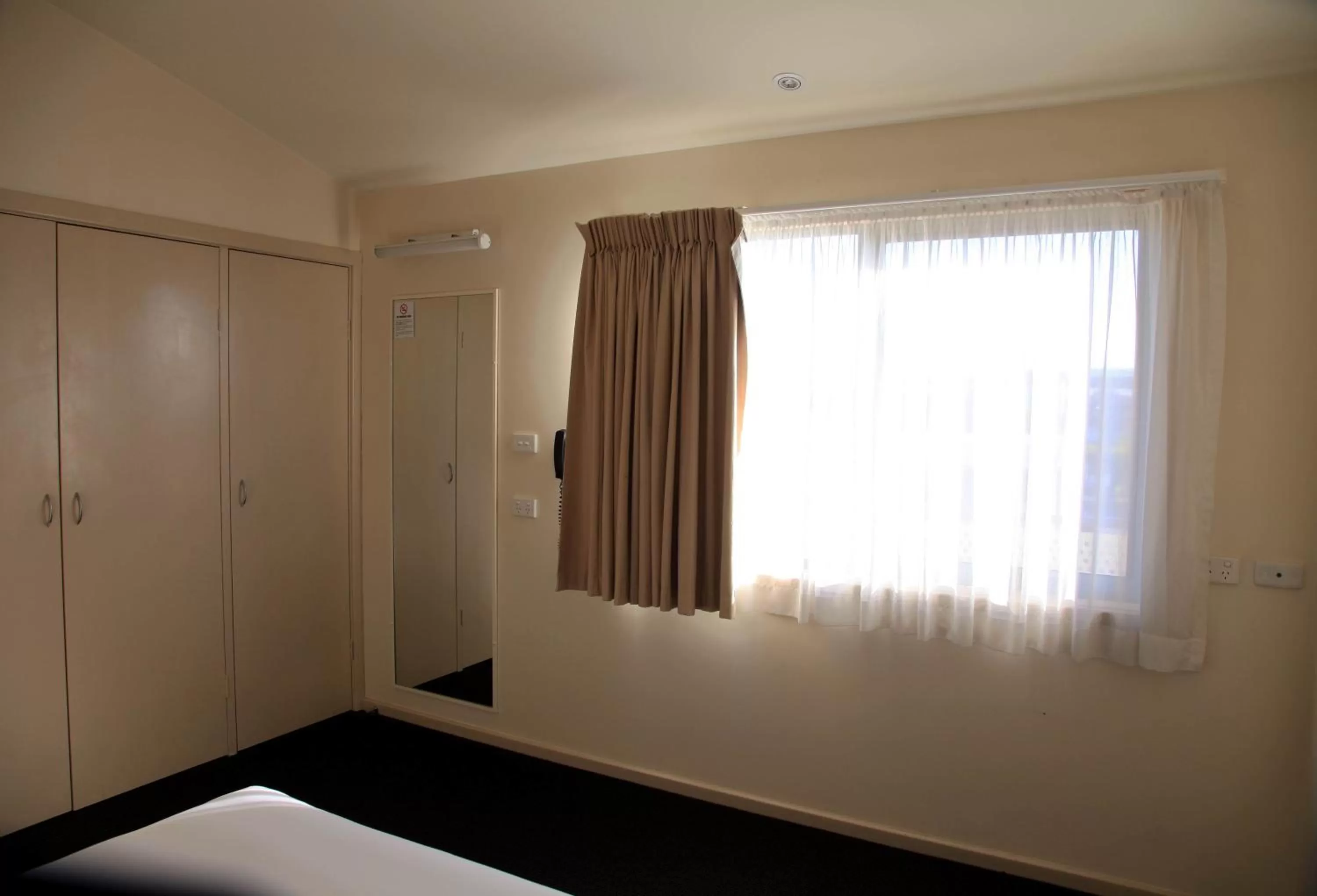 Bedroom, Bed in Travellers Motor Village