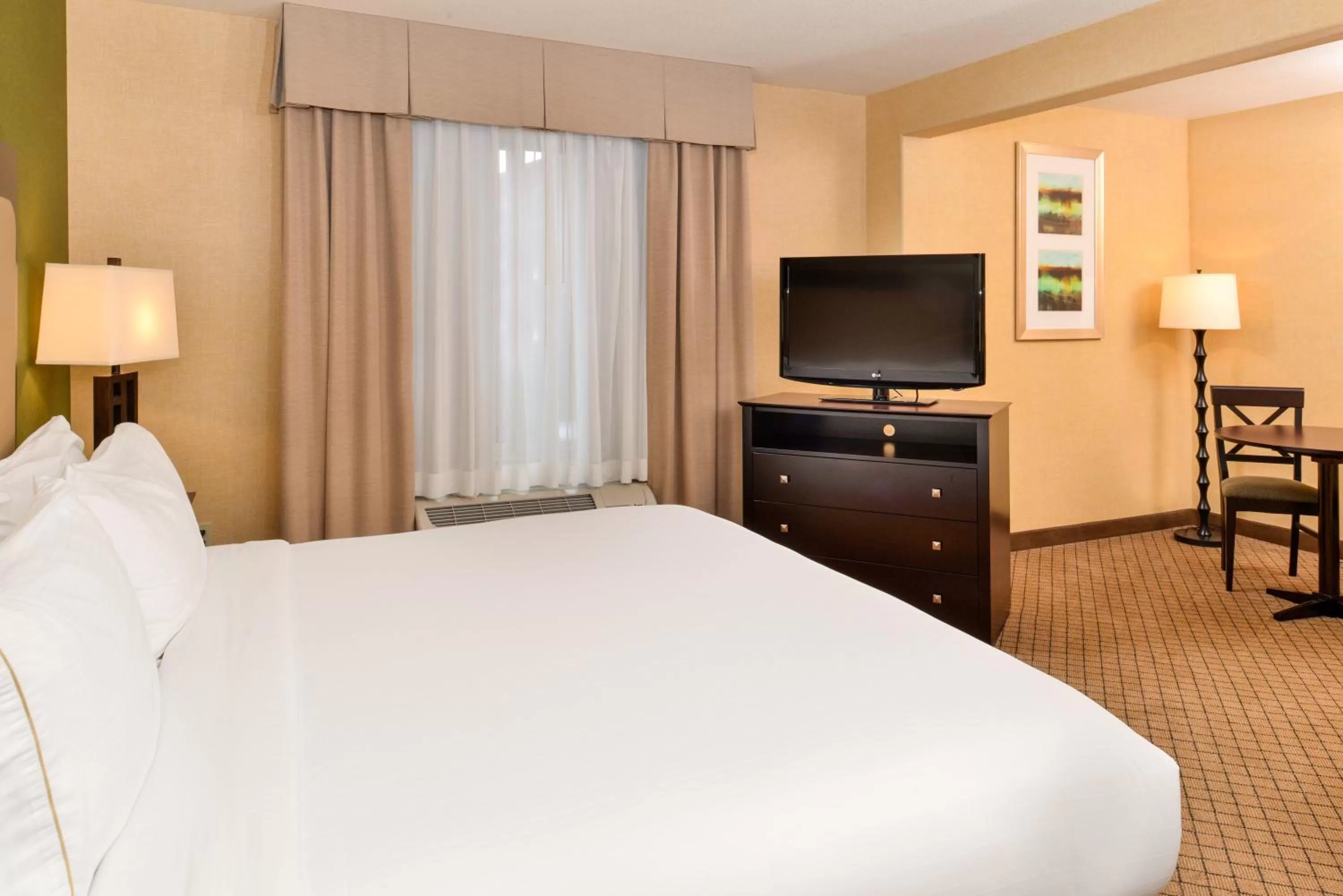 Photo of the whole room, Bed in Holiday Inn Express Woodland by IHG