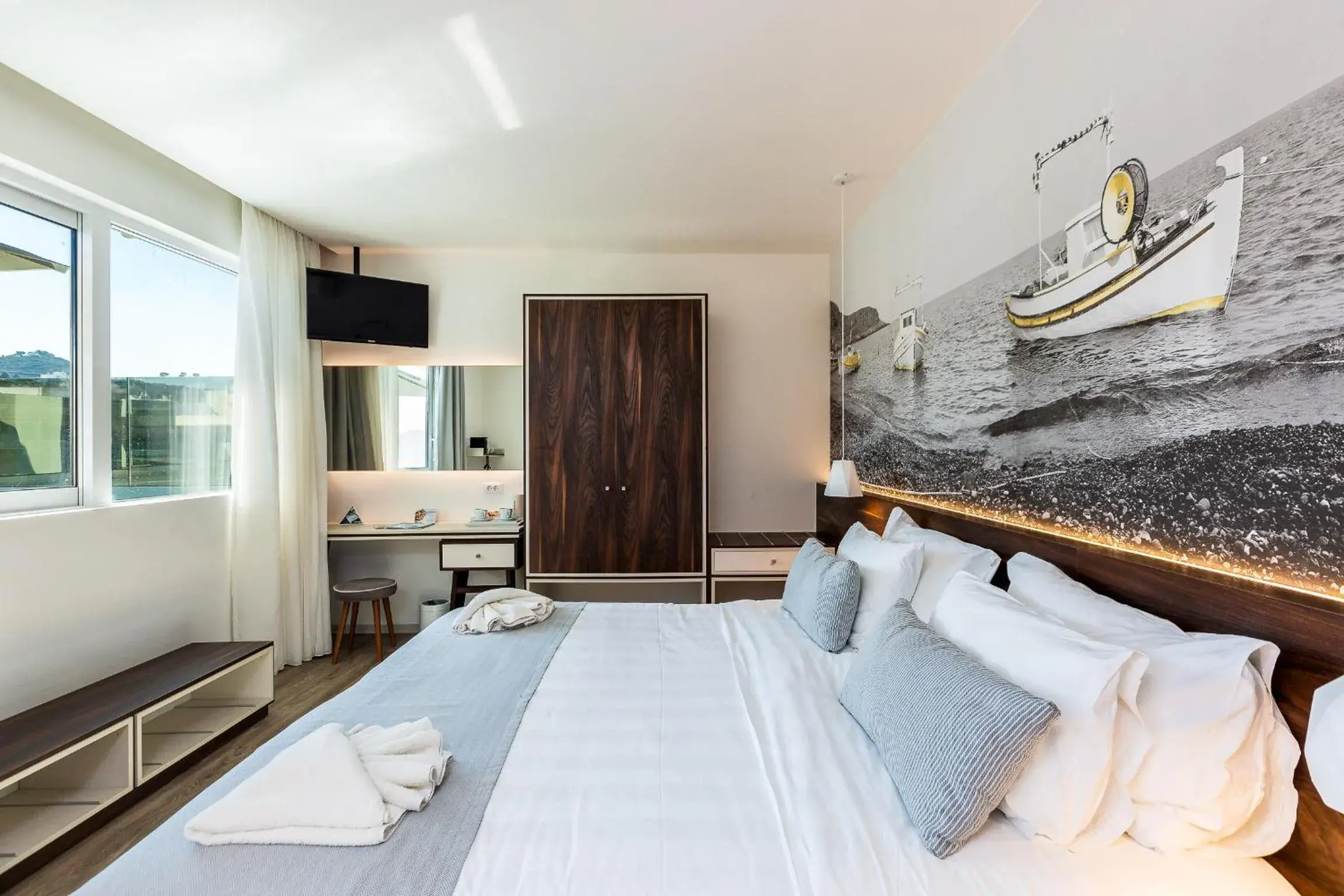 Executive Suite with Jetted Tub in Atrium Ambiance Hotel Executive Suite with Jetted Tub in Atrium Ambiance Hotel