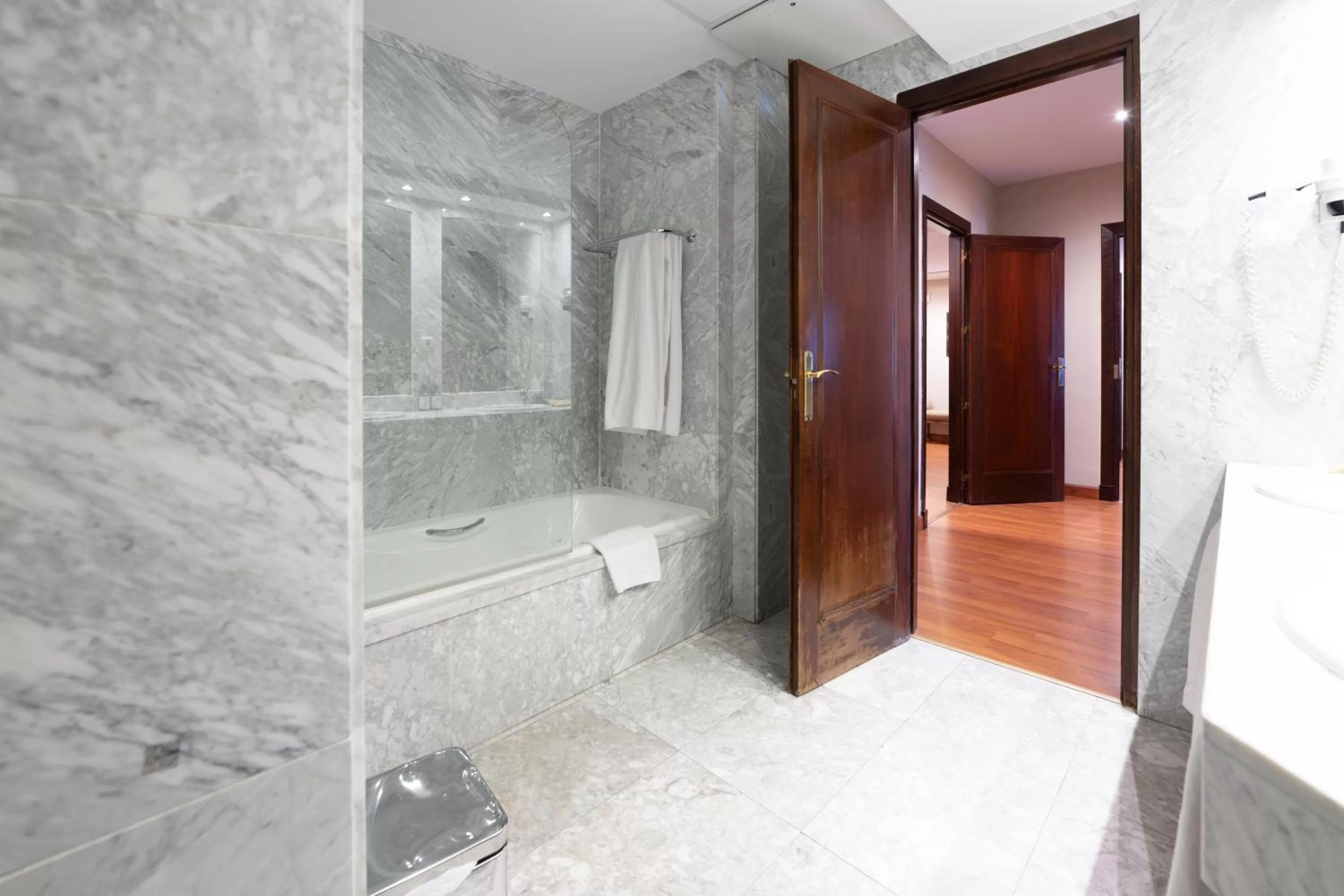 Bathroom in Barceló León Conde Luna