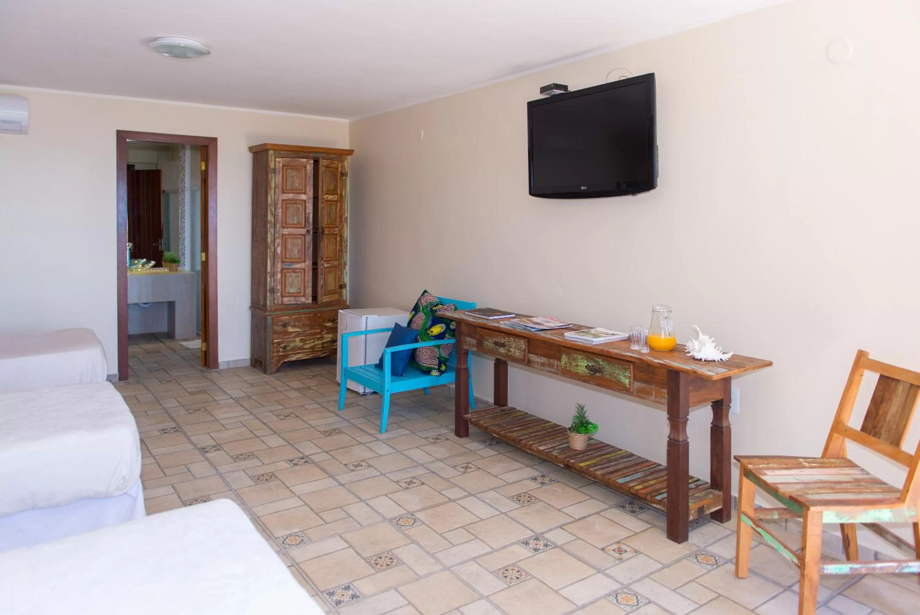 Bed, TV/Entertainment Center in Pousada La Dolce Vita