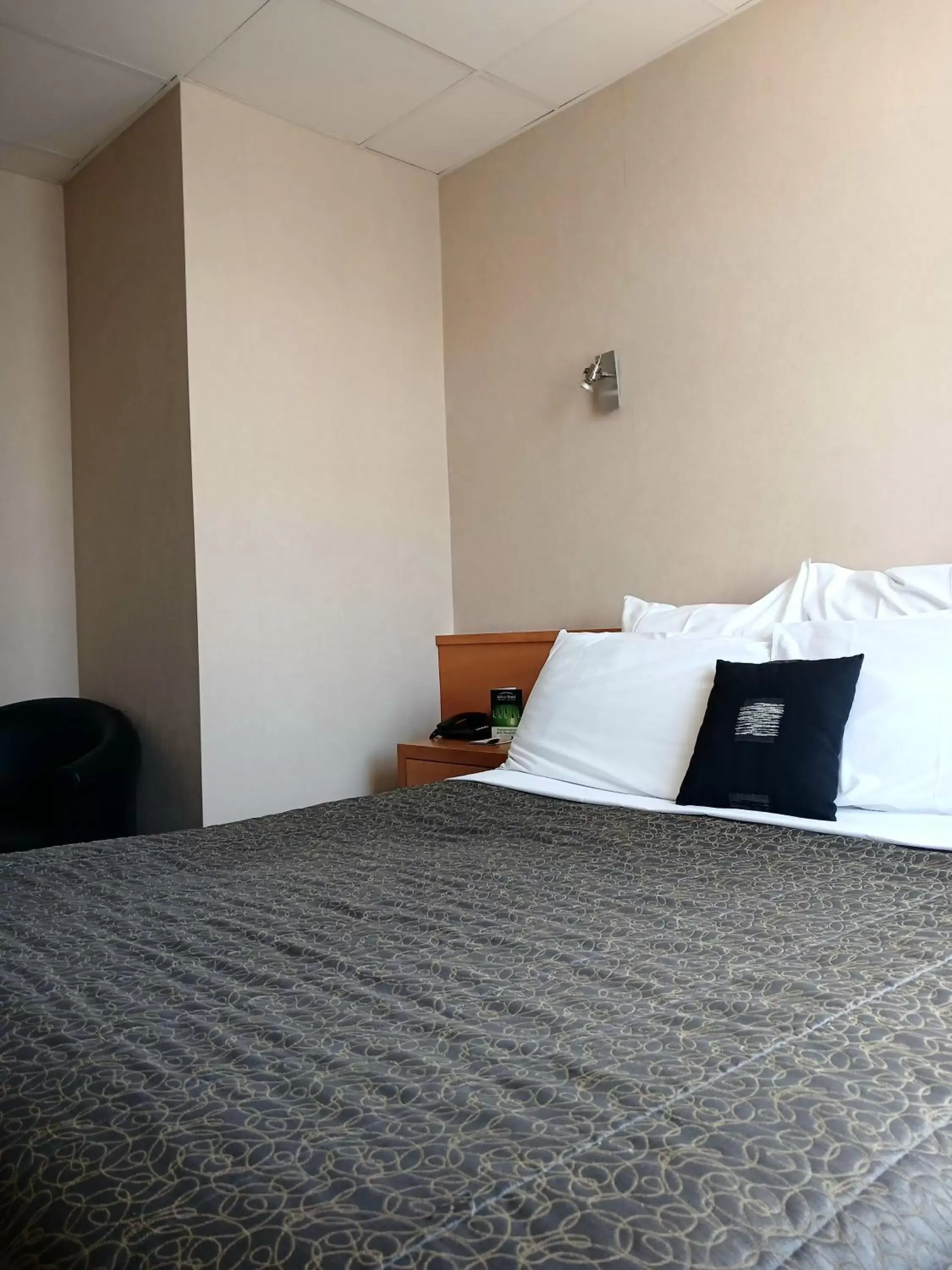 Classic Queen Room in Kelvin Hotel Classic Queen Room in Kelvin Hotel