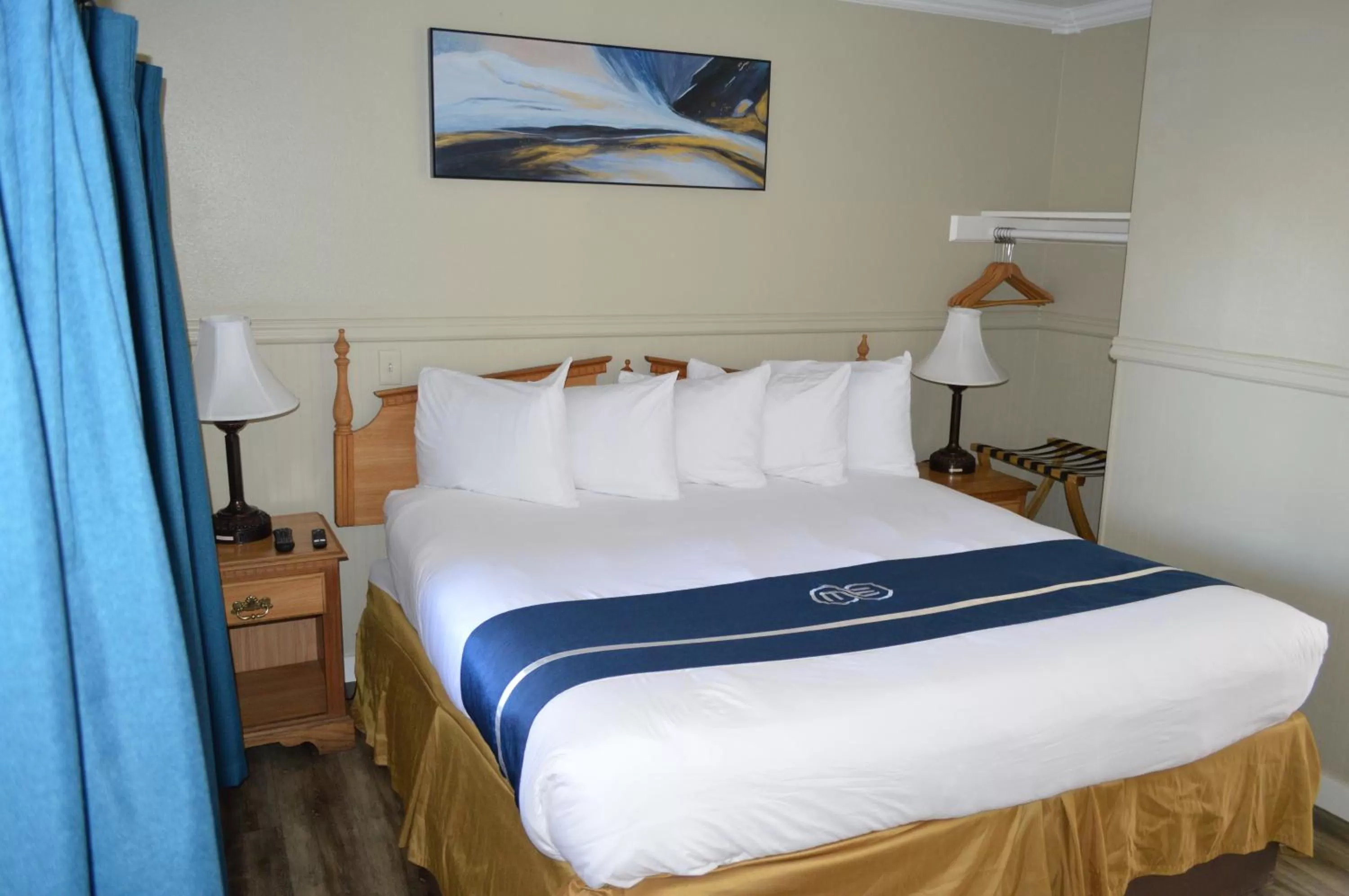 Bedroom, Bed in Omeo Suites Glass Beach