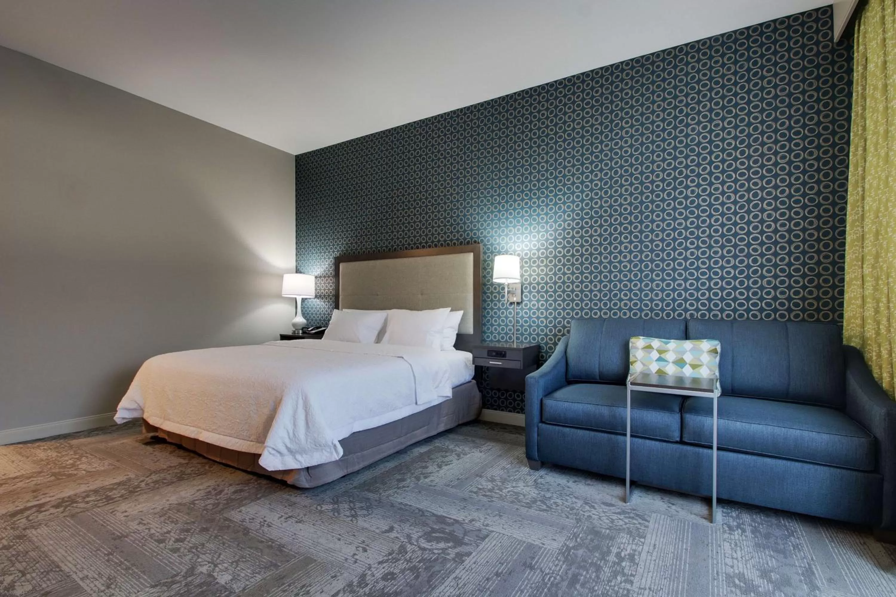 Living room, Bed in Hampton Inn & Suites By Hilton Knightdale Raleigh