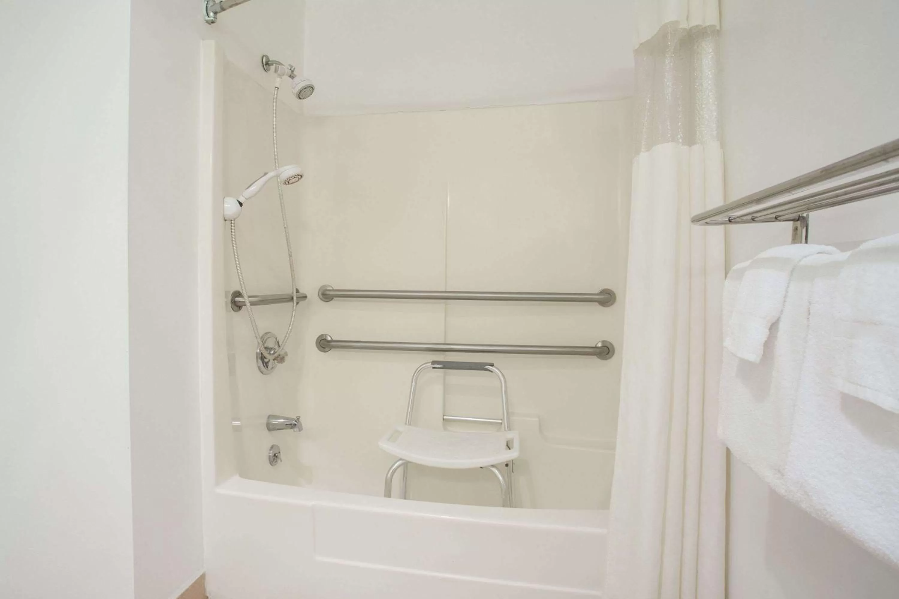 Bathroom in Omeo Suites Glass Beach