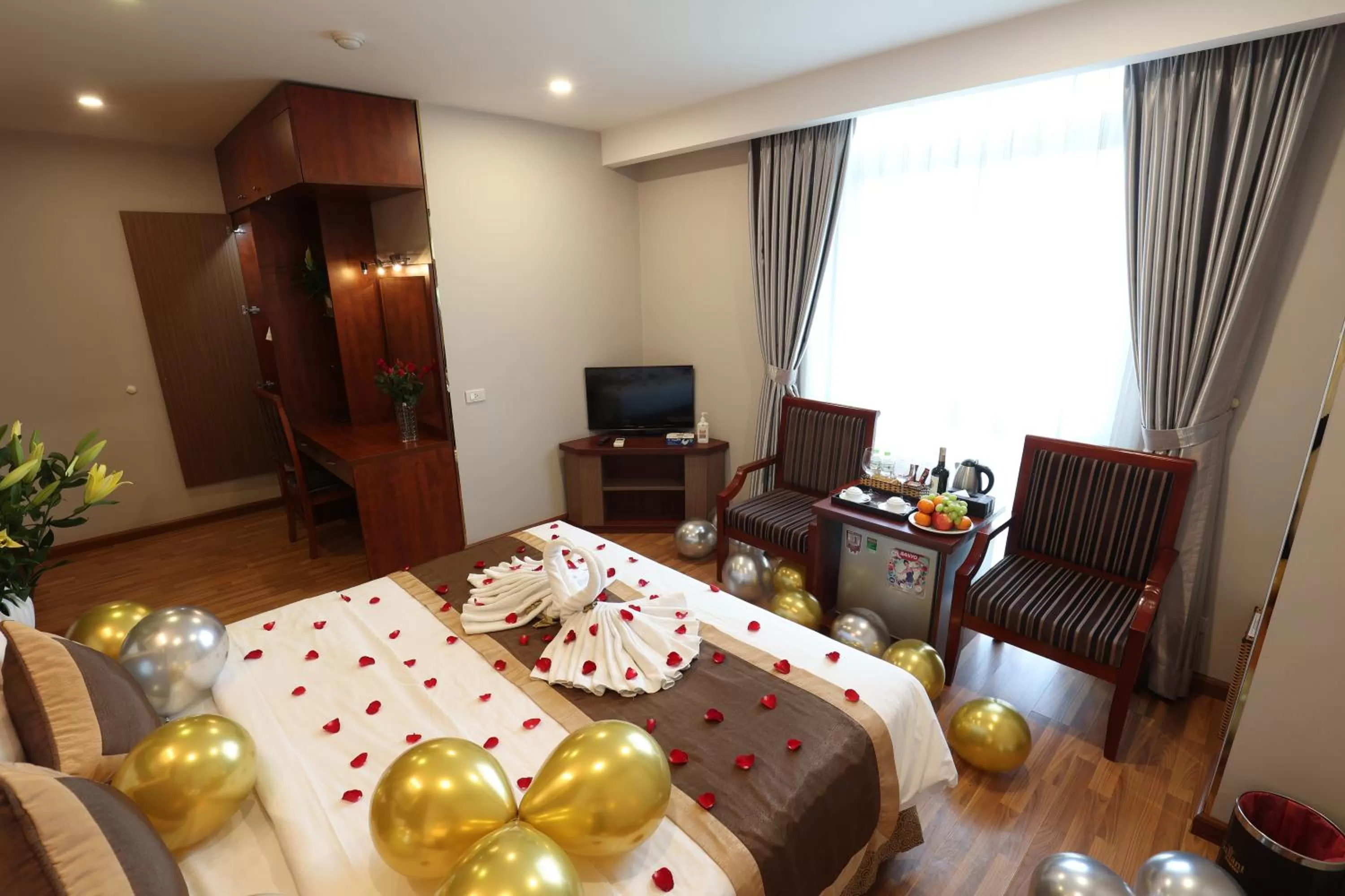 Communal lounge/ TV room, Bed in Gallant Hotel