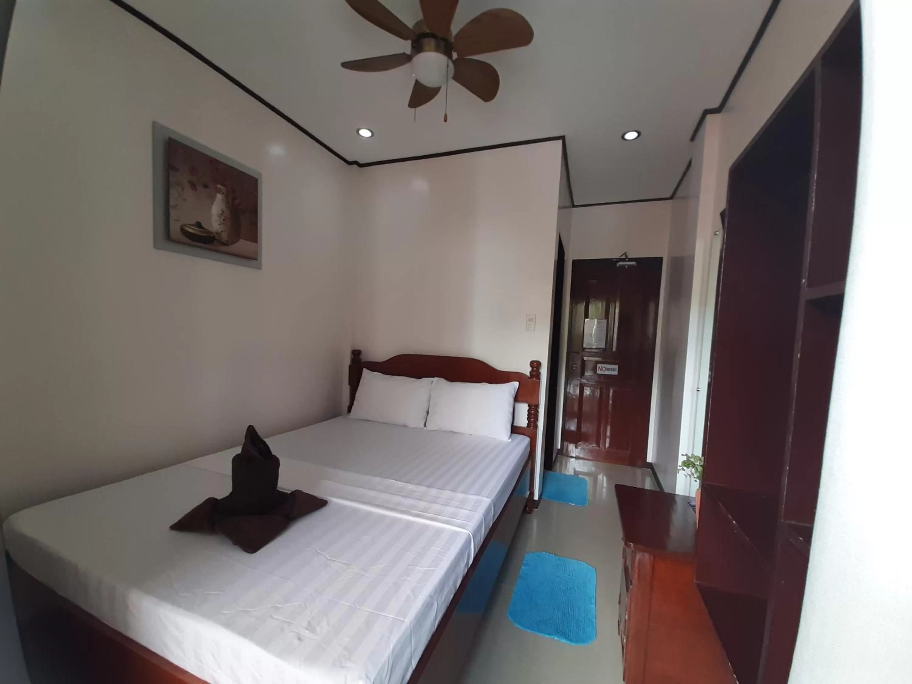 Photo of the whole room, Bed in Devayn's Inn