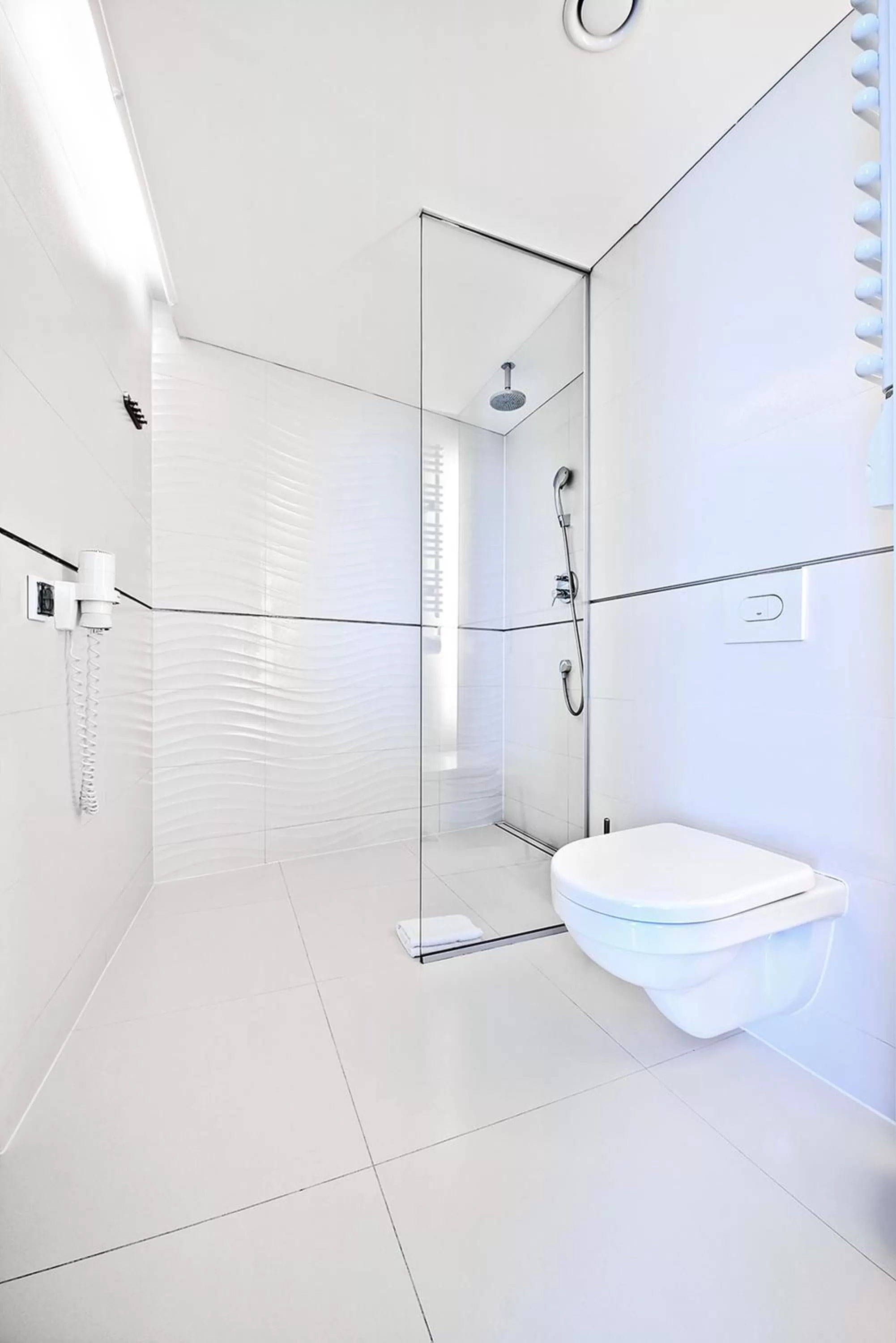 Bathroom in Ultra Marine by Zdrojowa