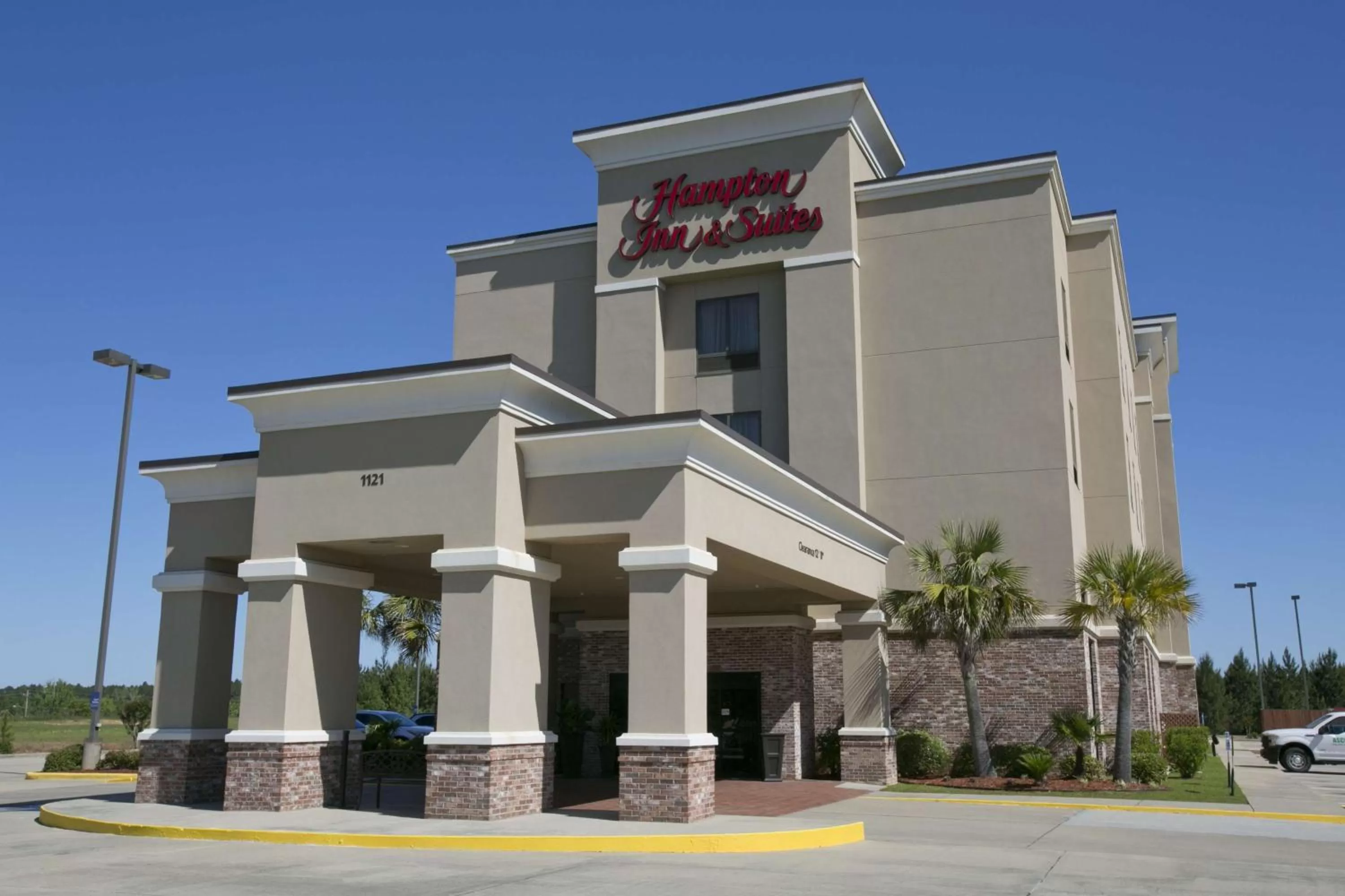 Property building in Hampton Inn & Suites Wiggins