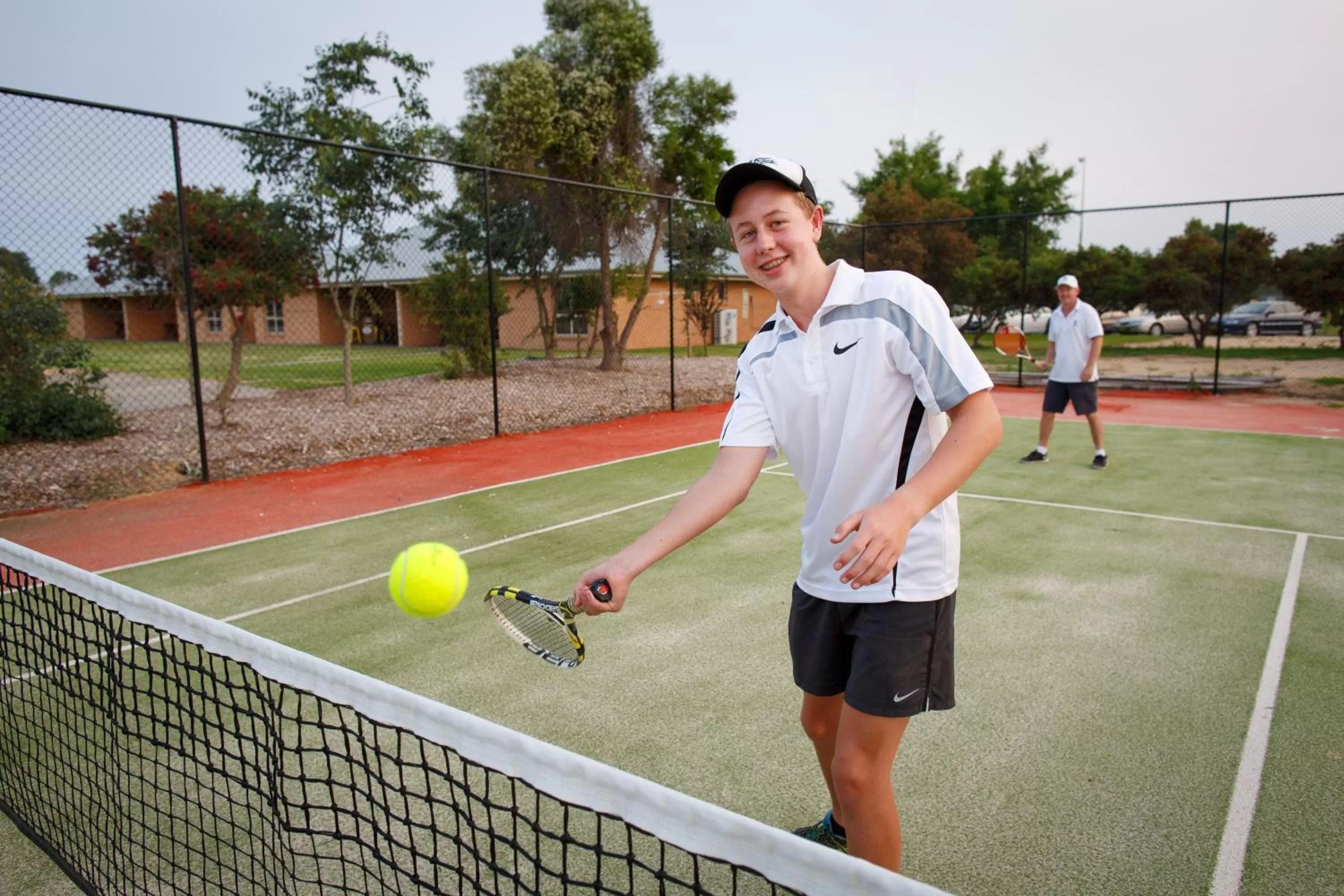 Tennis court in Howlong Golf Resort