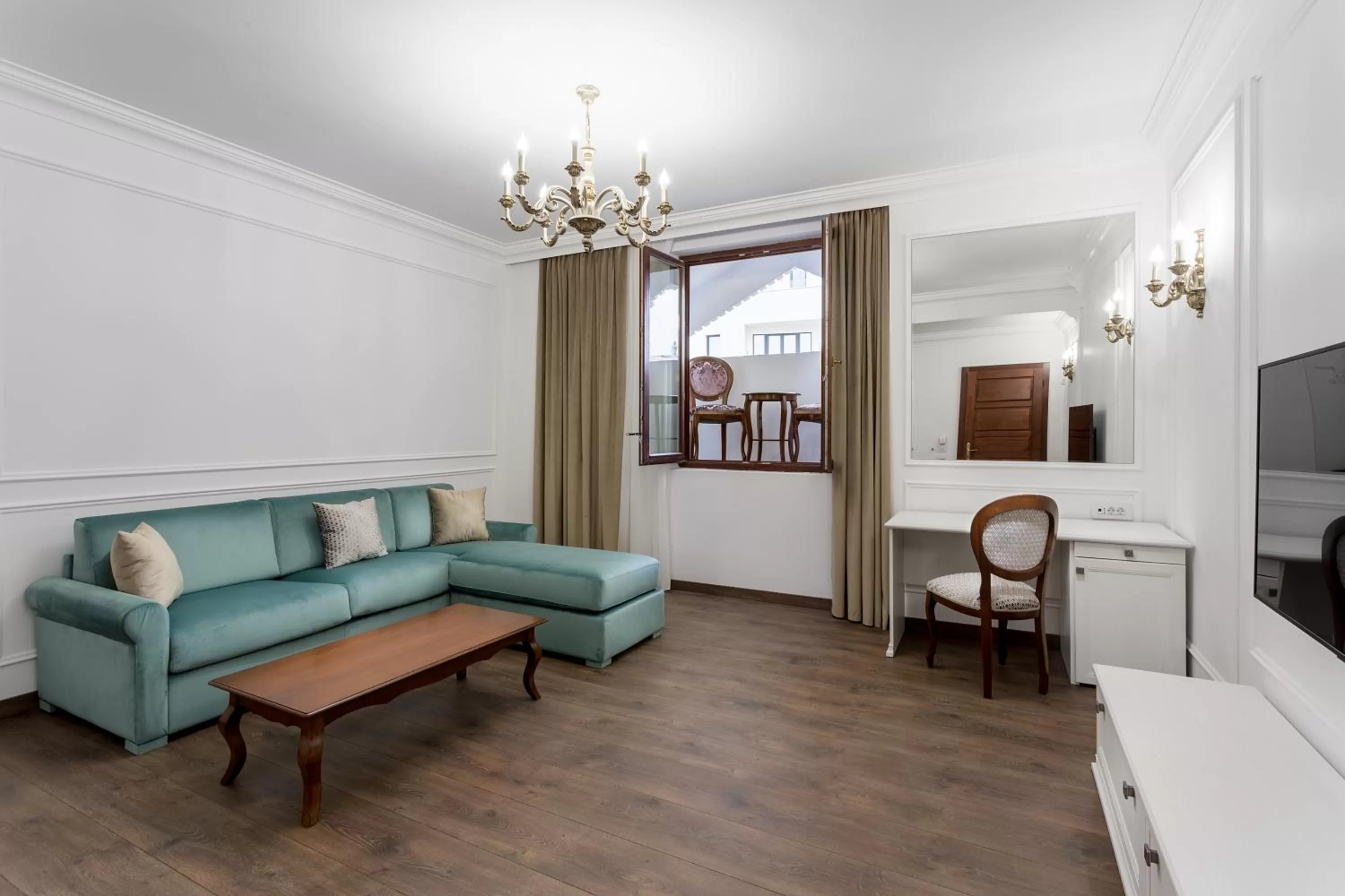 Living room in Lahovary Palace Hotel