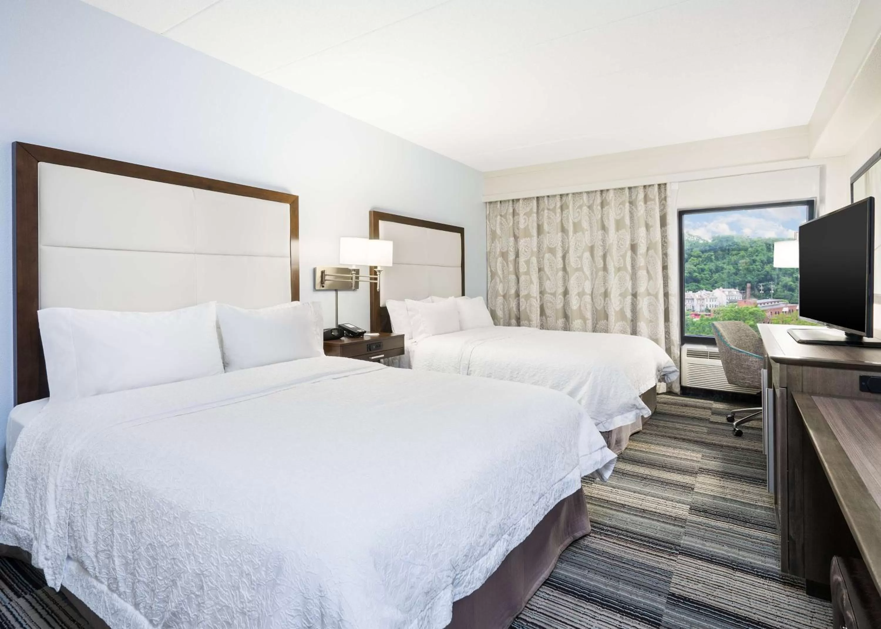 Bed in Hampton Inn Pittsburgh University Medical Center