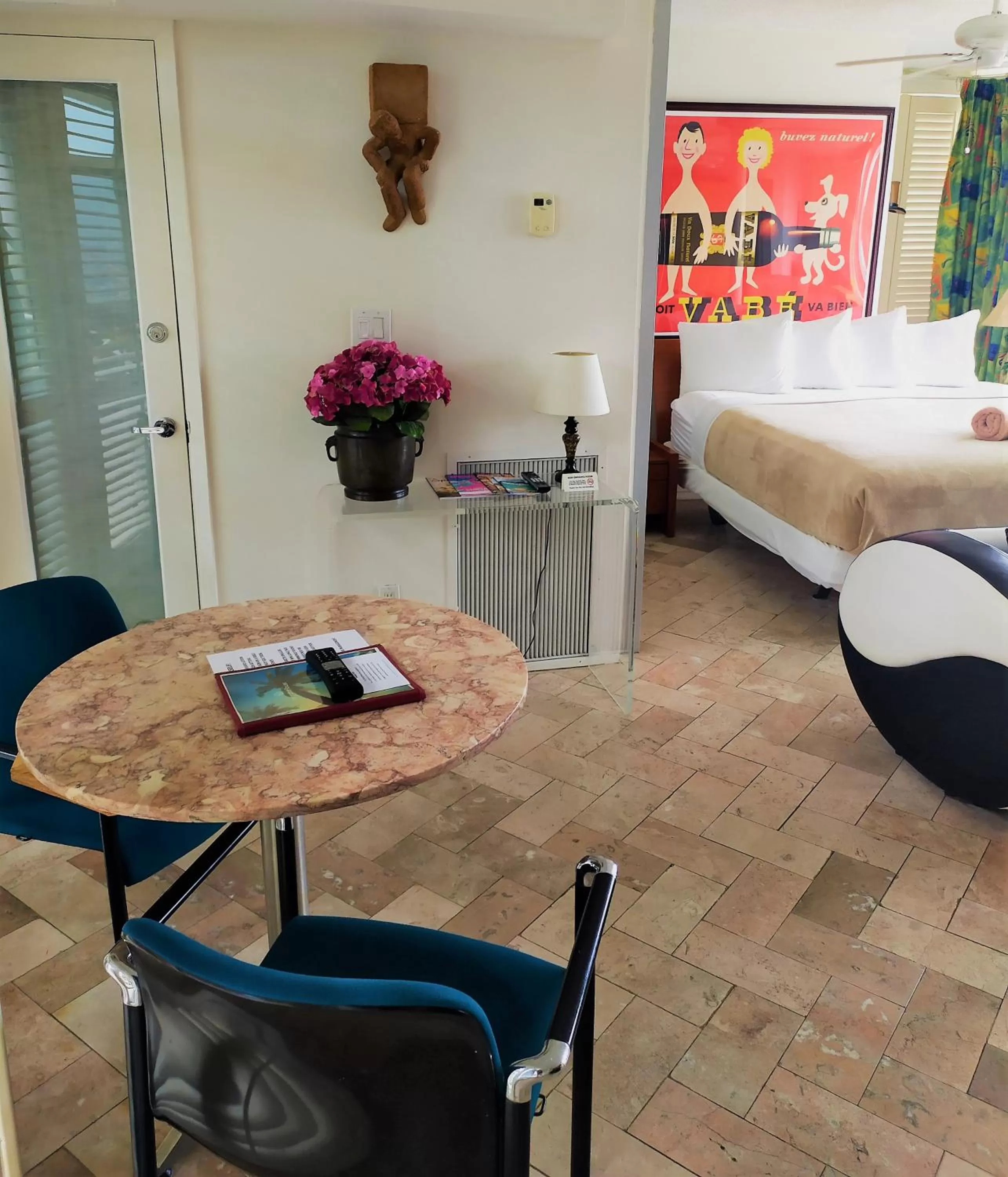 Living room, Bed in Manhattan Tower Apartment Hotel