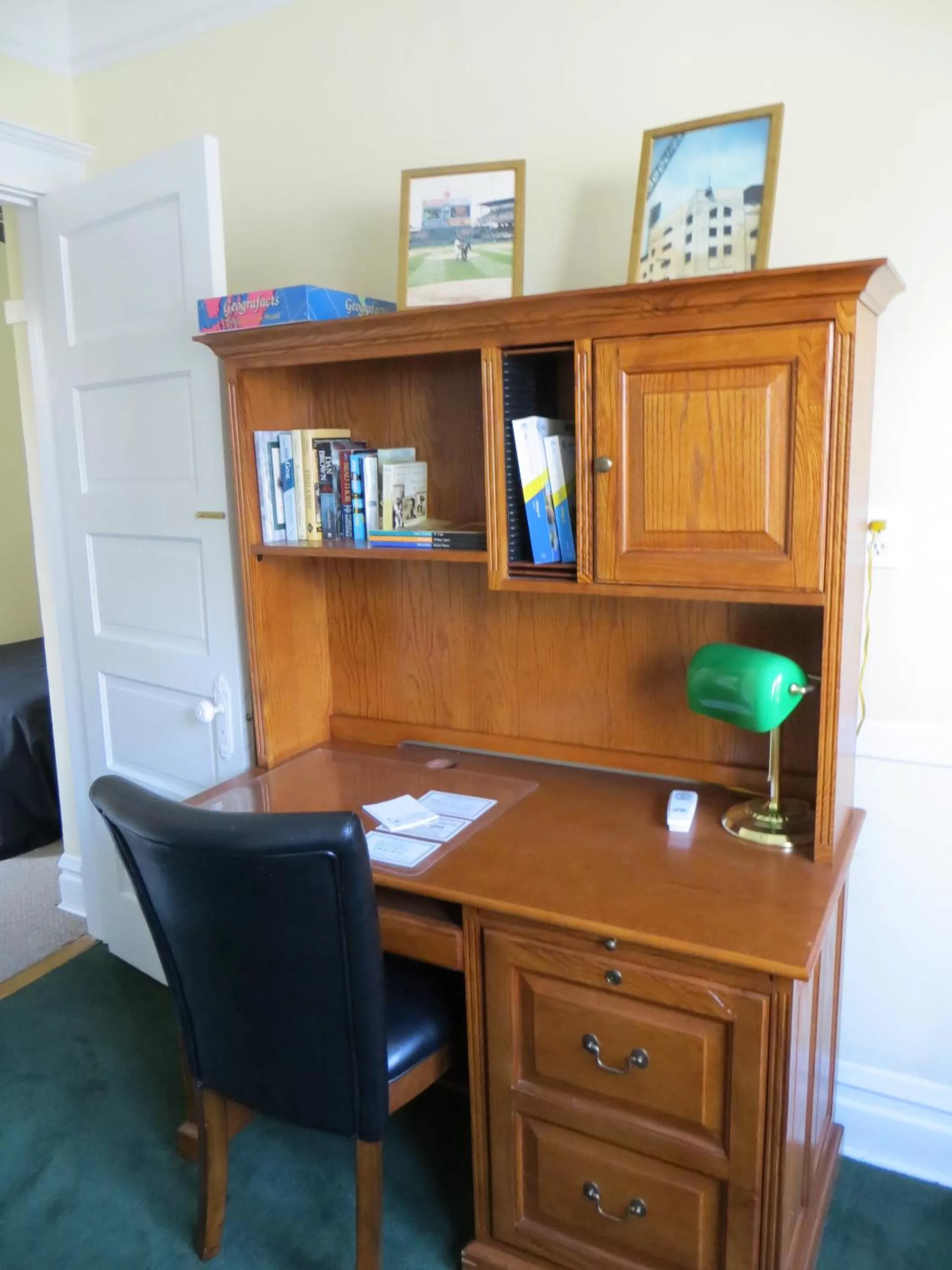 Seating area in The Polo Inn Bridgeport U.S.A.