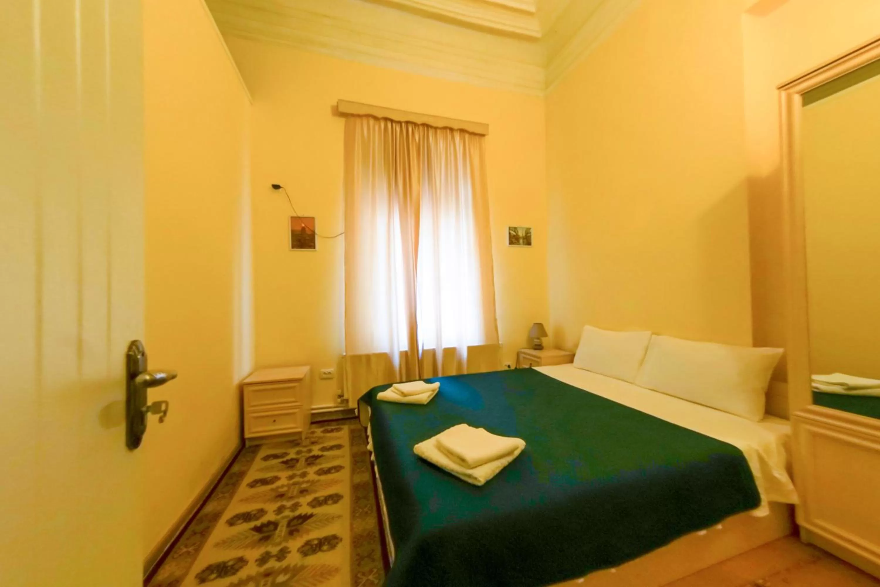 Photo of the whole room, Bed in House 1899