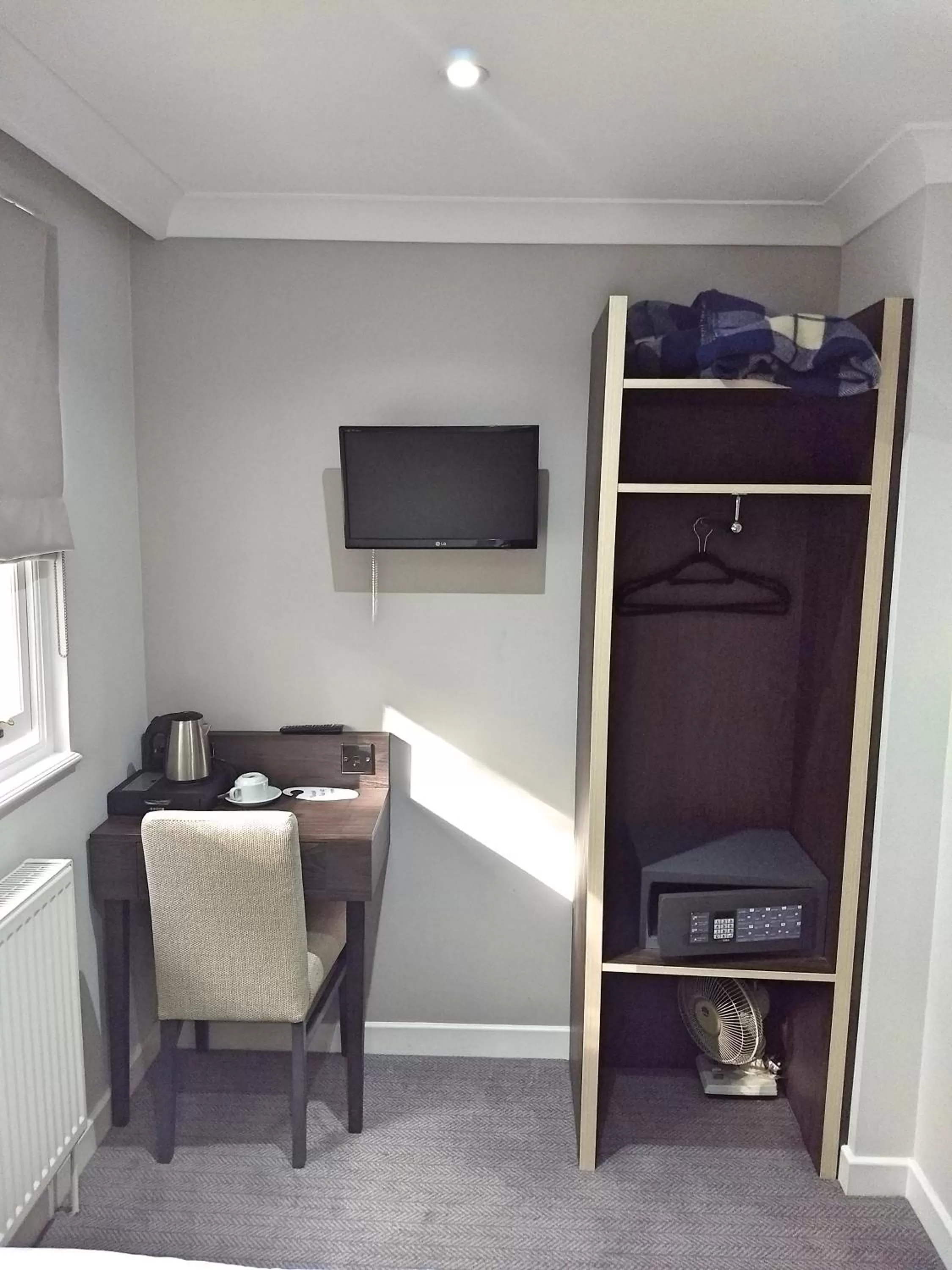 TV and multimedia in Garden Court Hotel