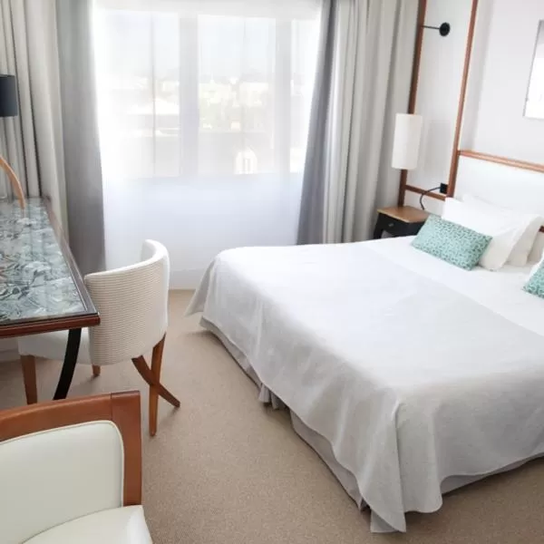 Photo of the whole room, Bed in Atlantic Hôtel & Spa