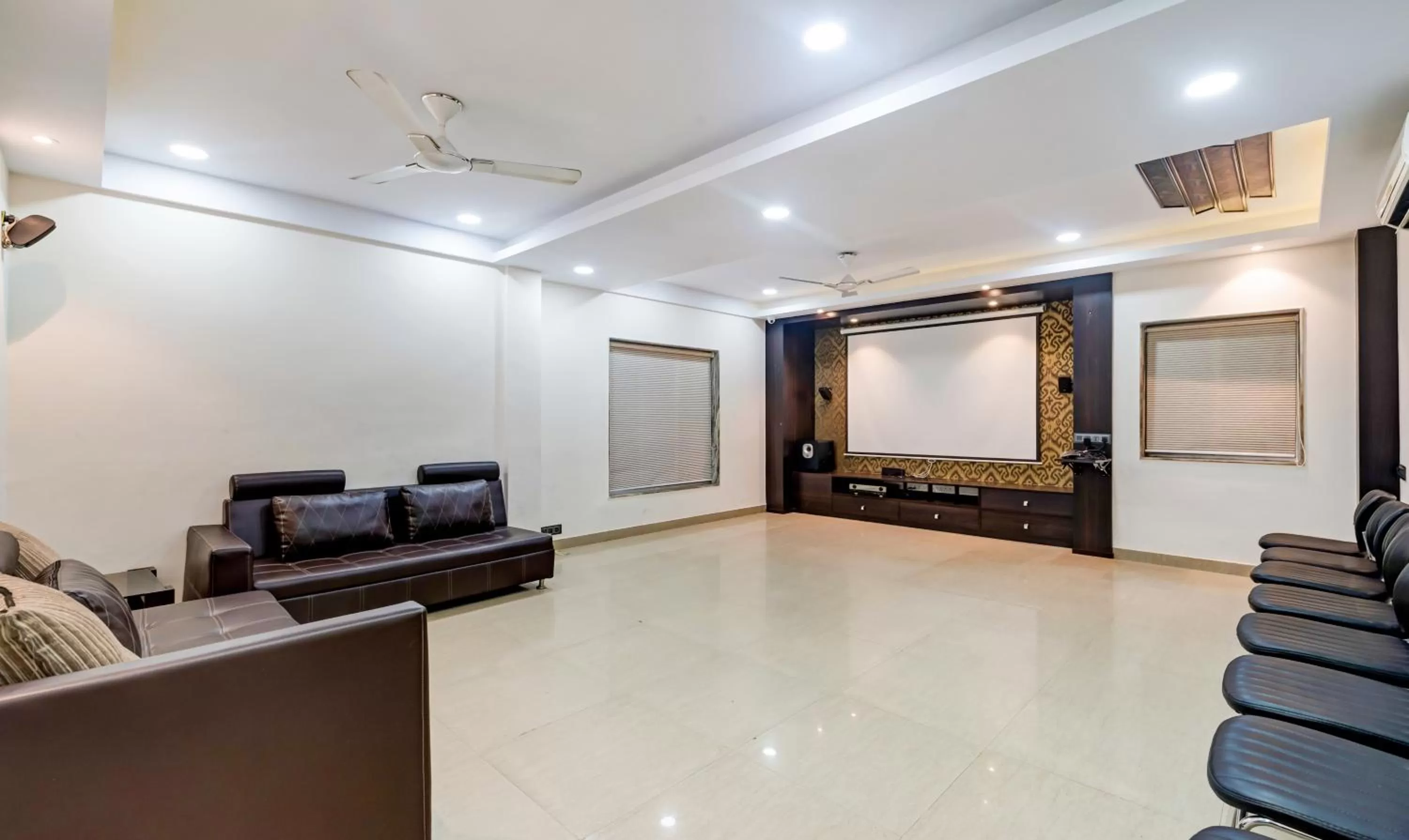 Seating area in Itsy Hotels Neeranand Plaza, Bhawanipur