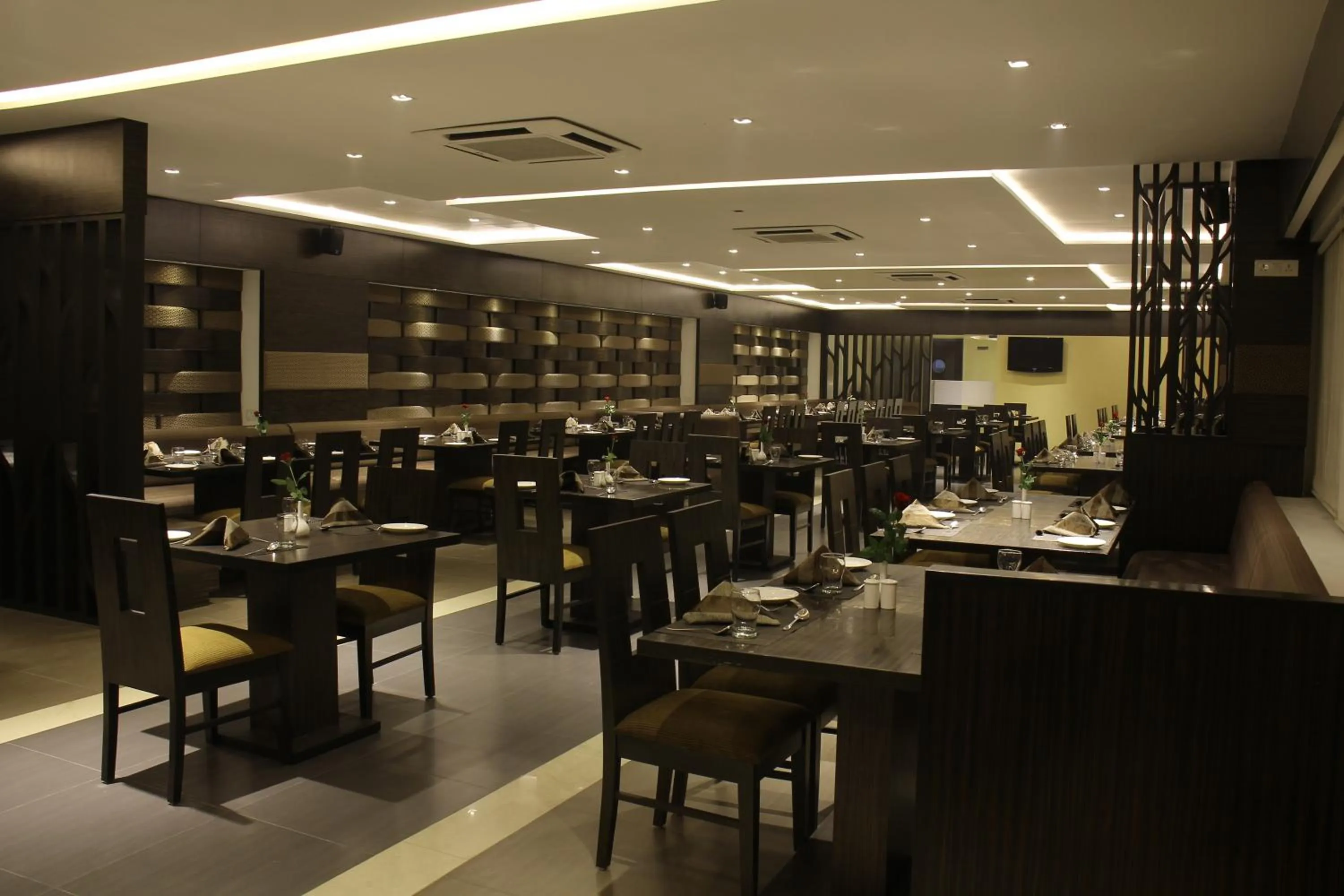 Restaurant/places to eat in Hotel Platinum Inn