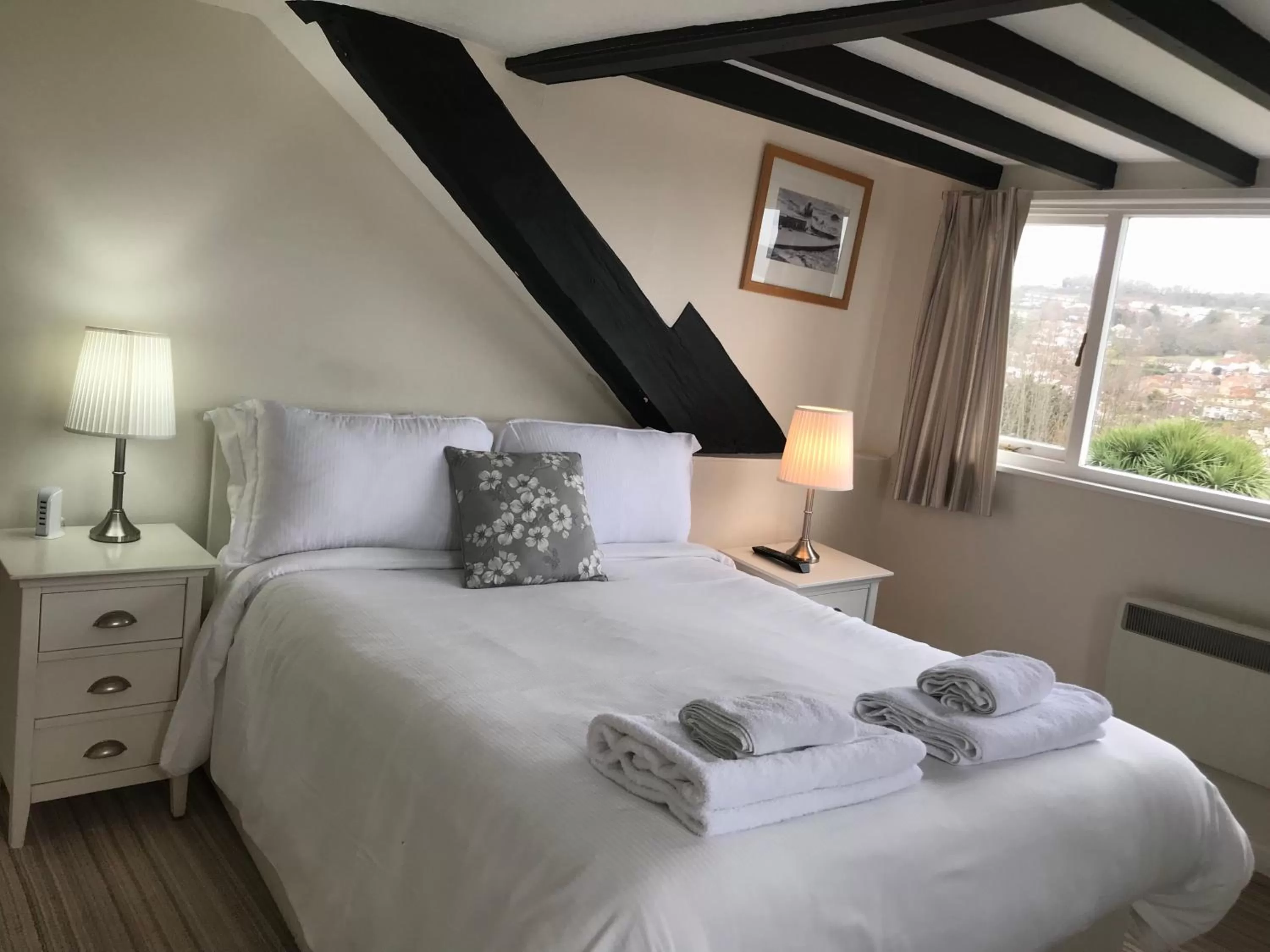 Bedroom, Bed in The Mariners Hotel