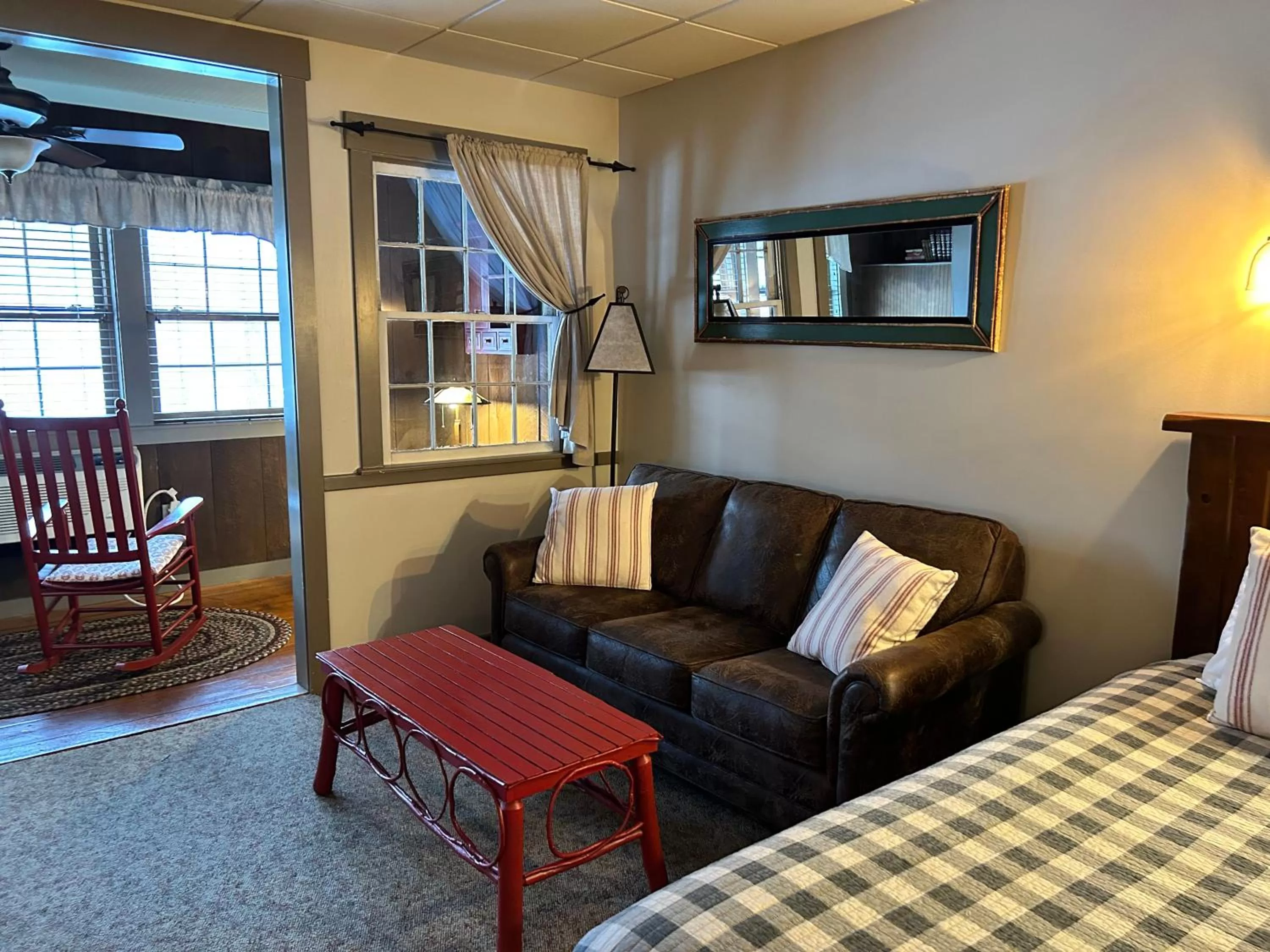 Seating area, Bed in The Common Man Inn, Spa & Lodge