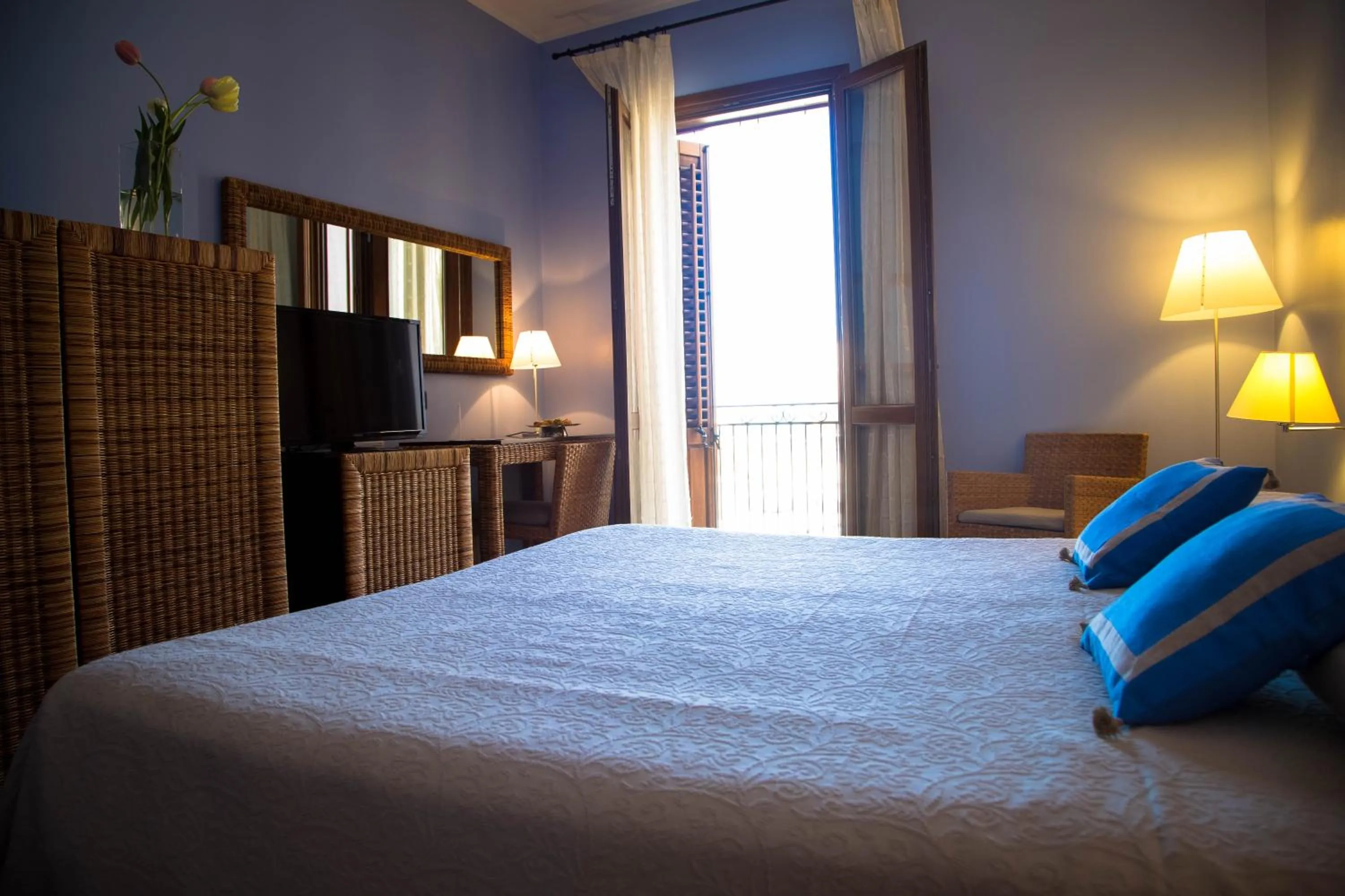 Balcony/Terrace, Bed in Hotel Cetarium