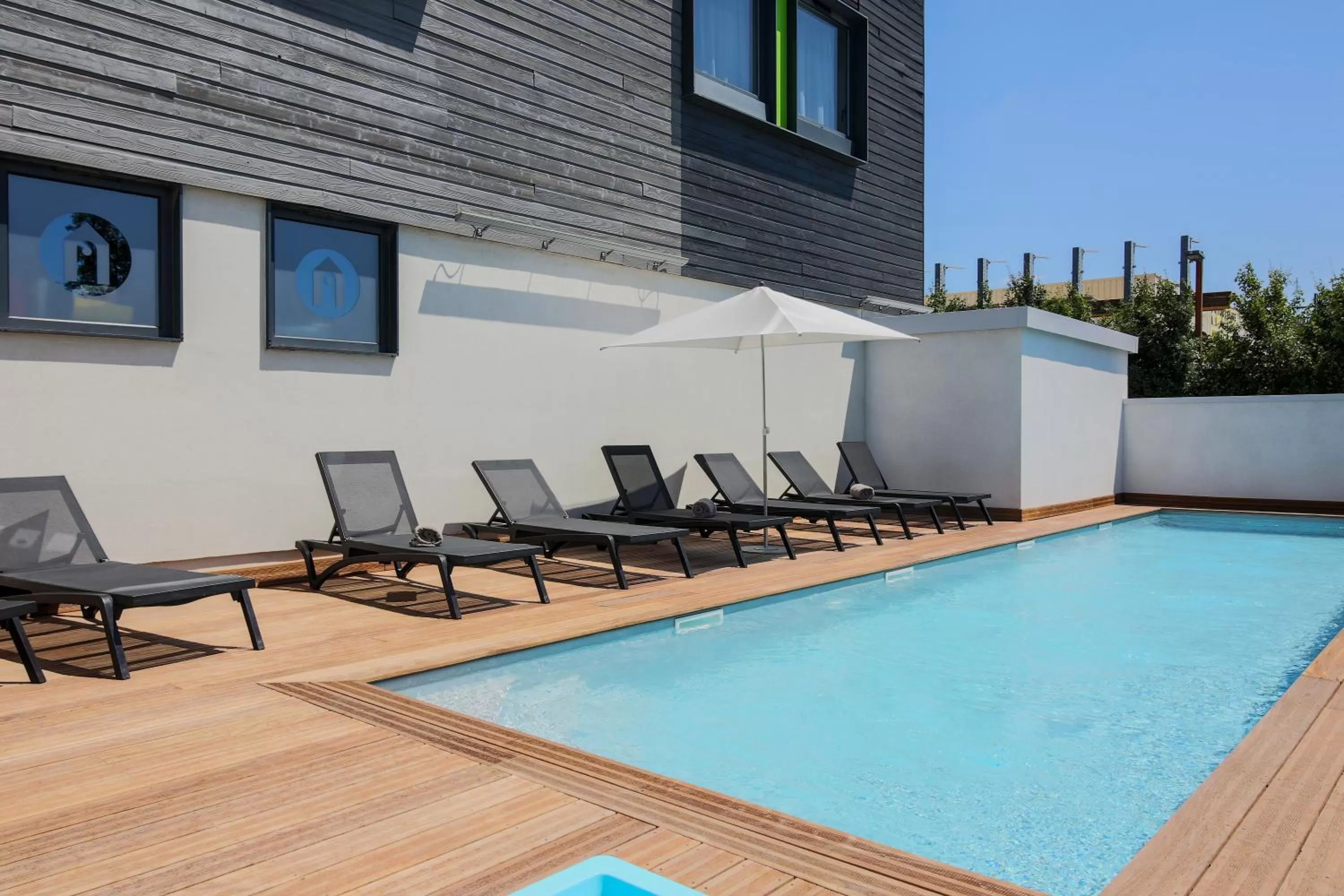 Swimming pool in Campanile Carcassonne Est - La Cité