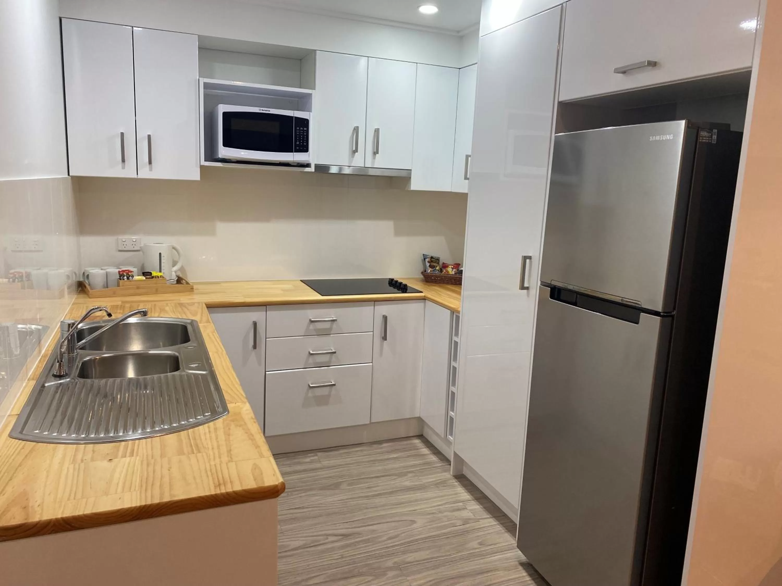 Kitchen or kitchenette in New England Motor Lodge