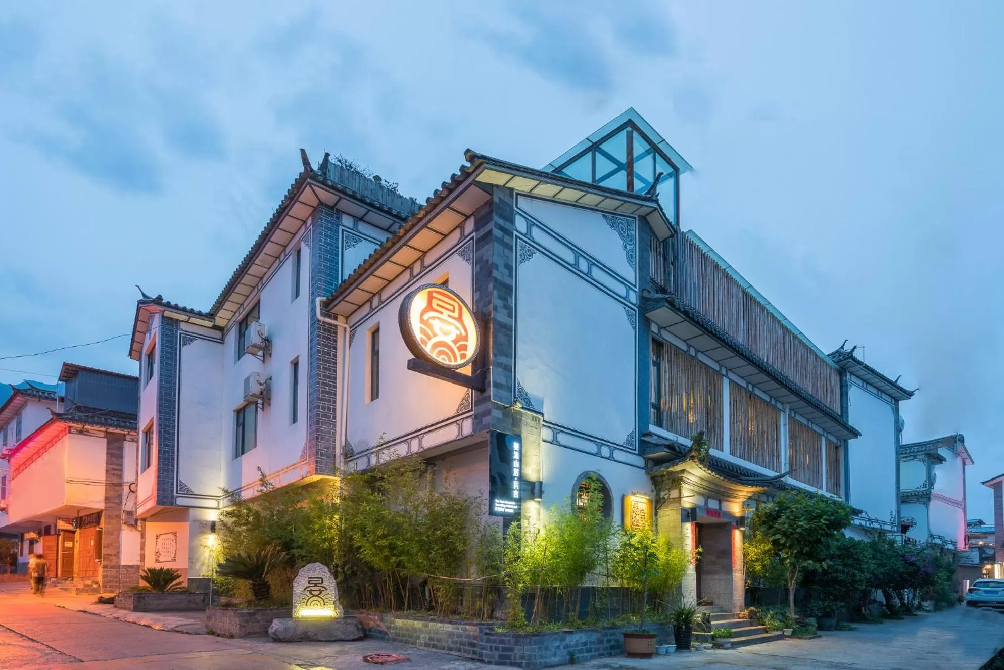 Facade/entrance in Dali Yanyuan Mountain Retreat