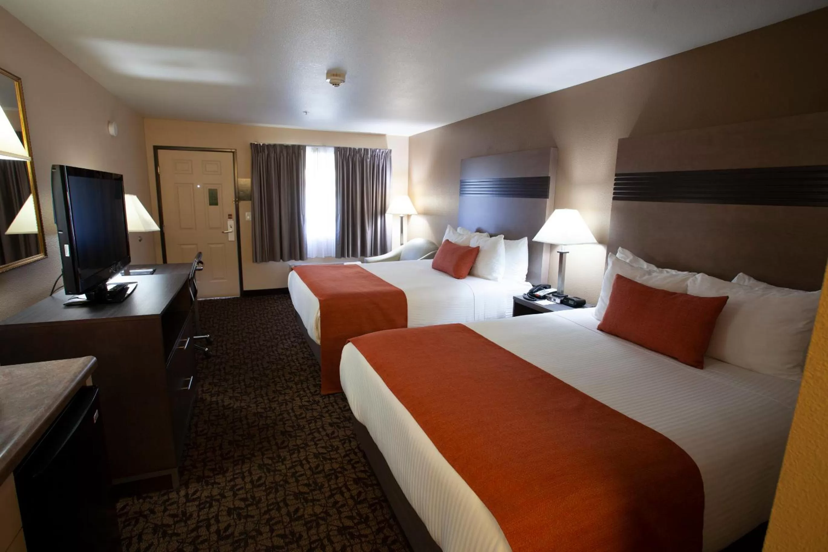 Bed in Hawthorn Suites by Wyndham Napa Valley