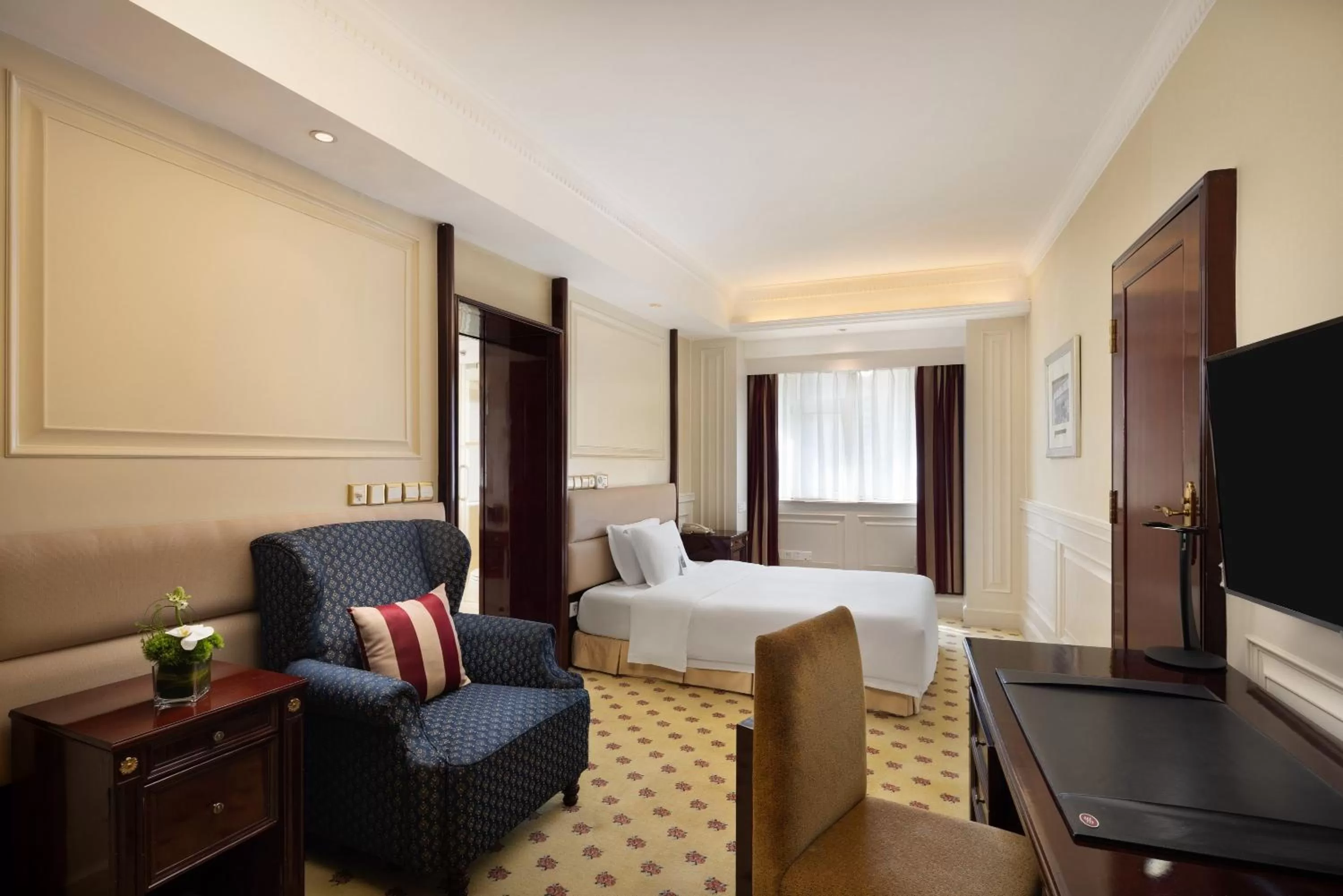 Photo of the whole room, Seating Area in Crowne Plaza Hotel & Suites Landmark Shenzhen, an IHG Hotel - Nearby Luohu Border, Indoor heated swimming pool, Receive RMB100 SPA coupon upon check-in