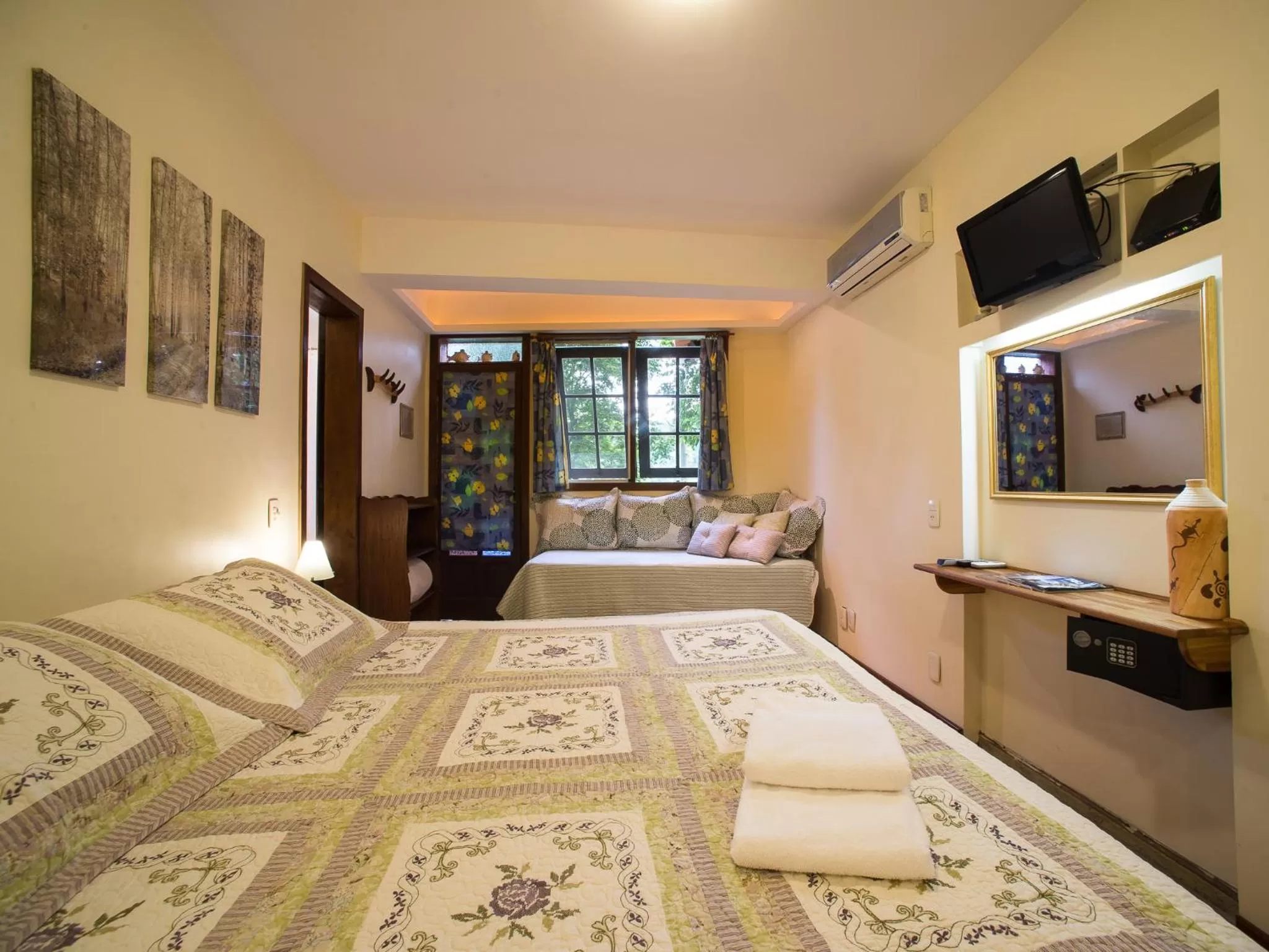 Photo of the whole room in O Veleiro Bed and Breakfast