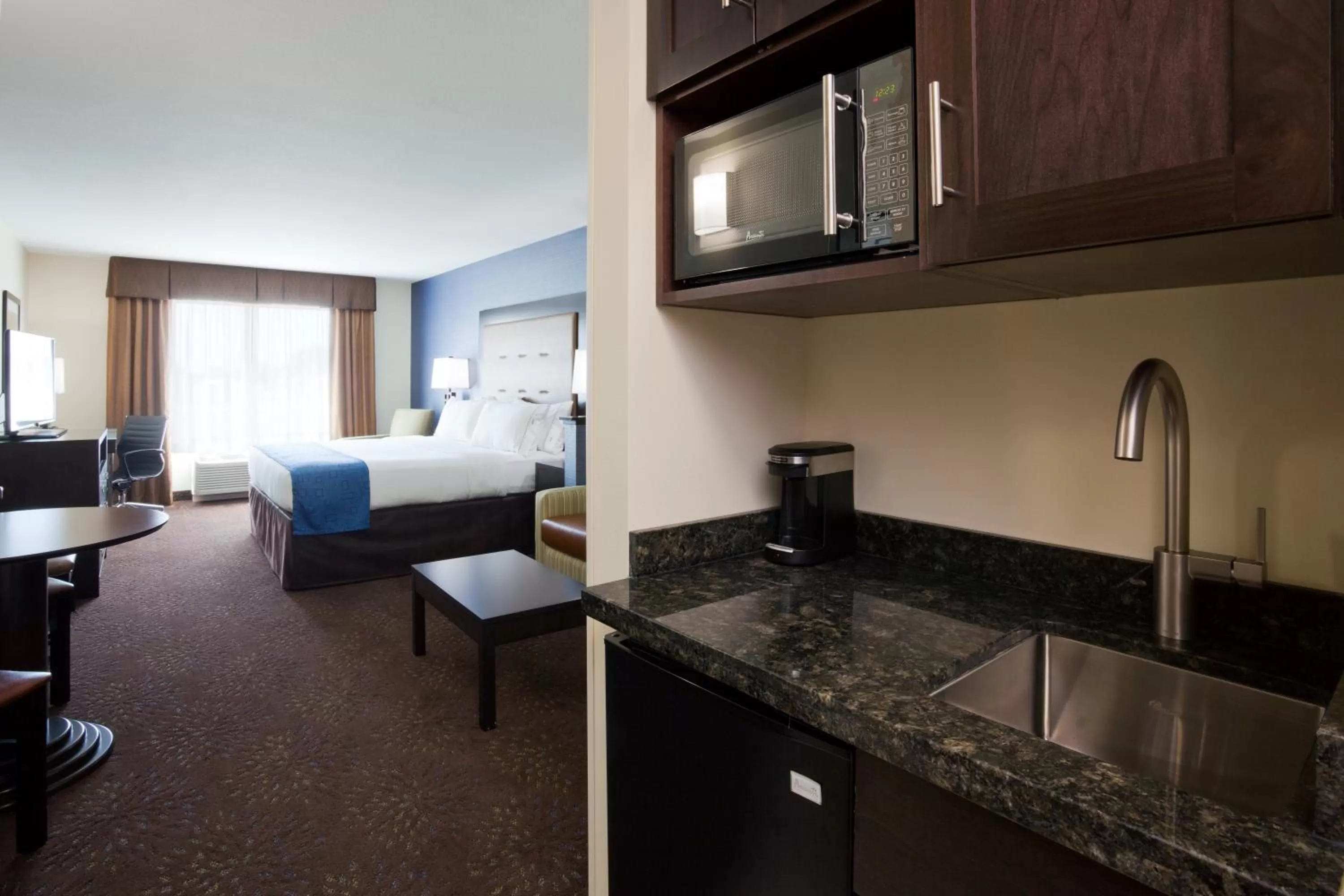 Photo of the whole room, Bed in Holiday Inn Express & Suites Fort Dodge by IHG