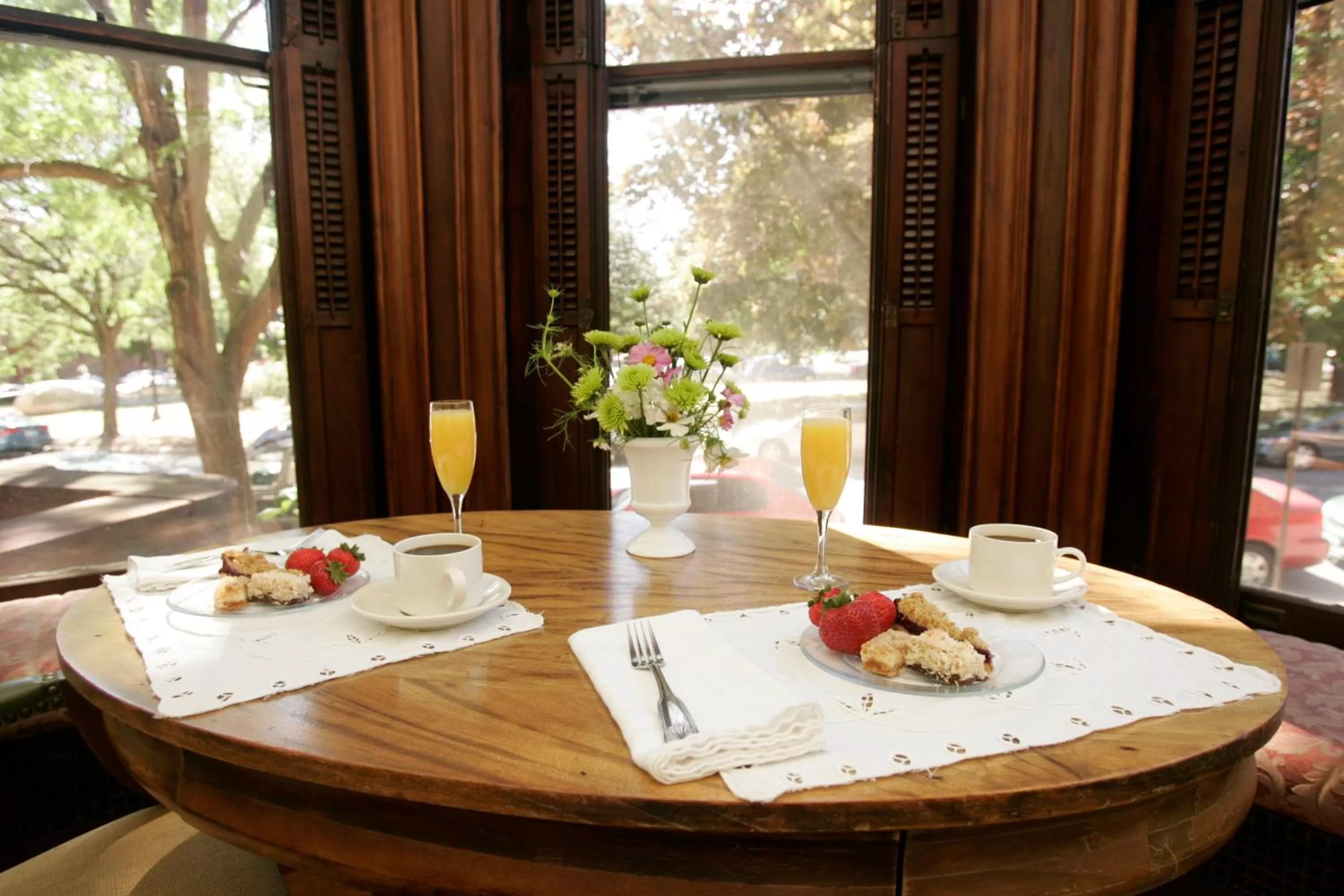 Living room in Morgan State House Inn
