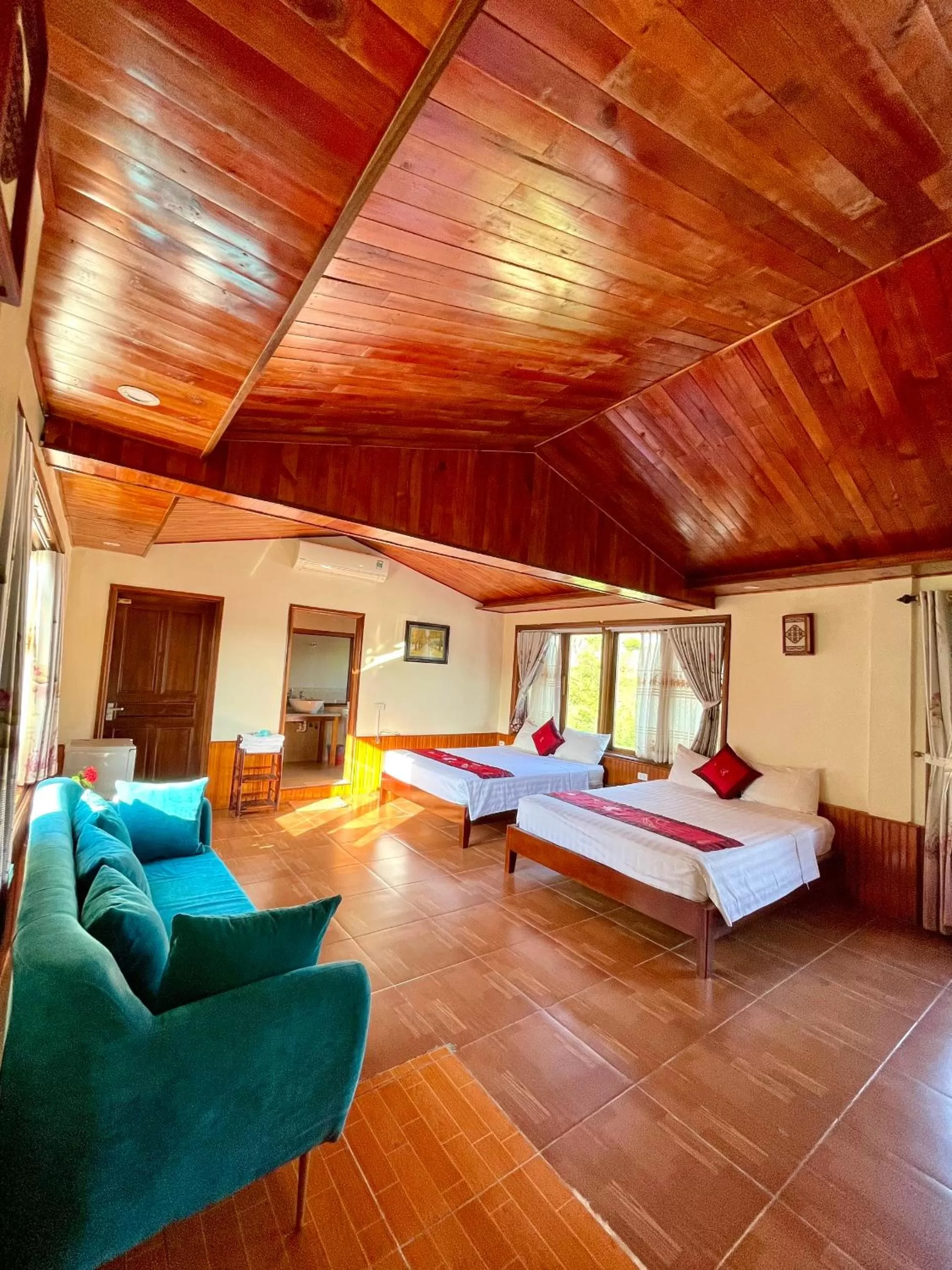 Photo of the whole room, Bed in Chez Loan Hotel