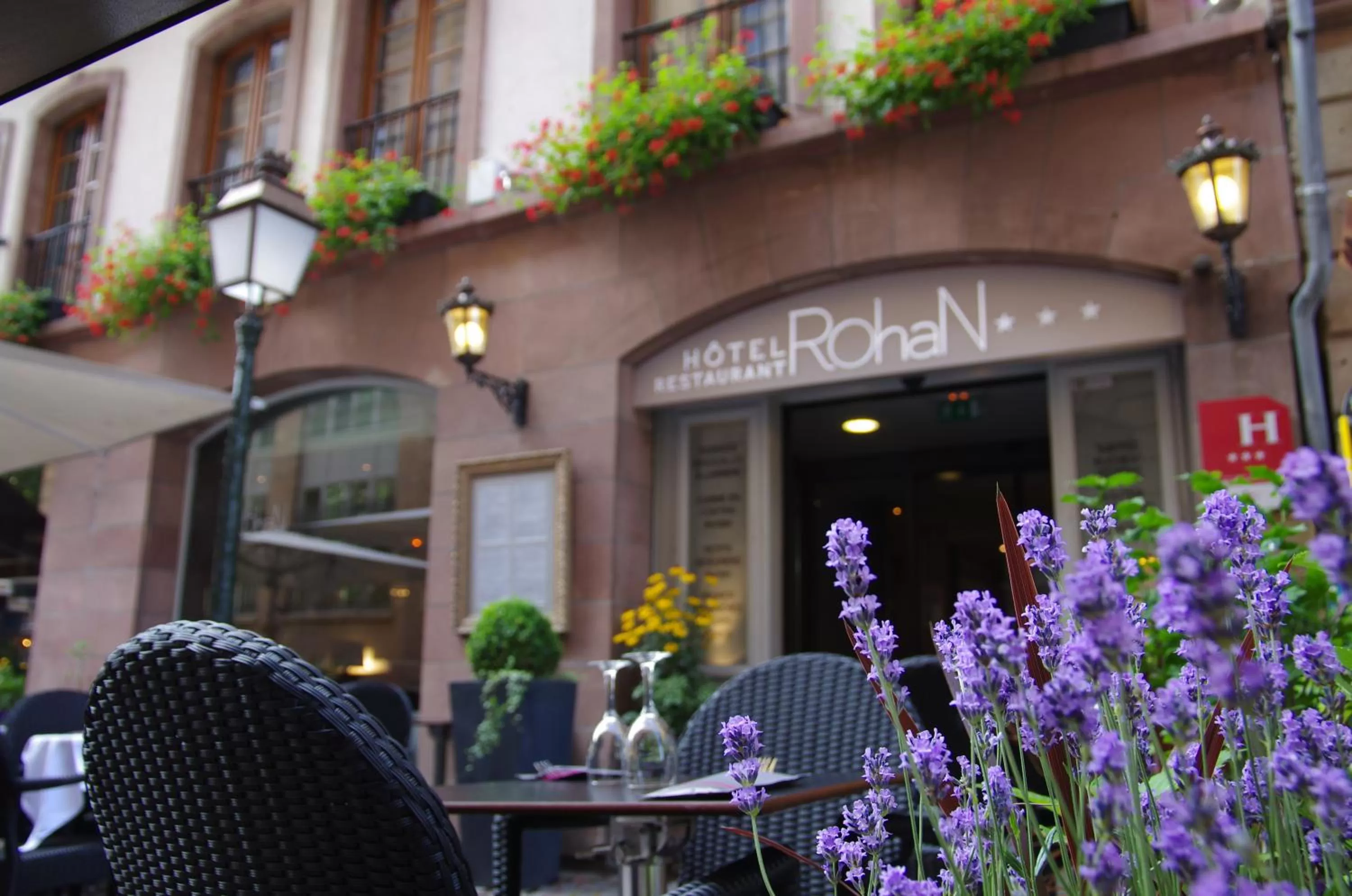 Patio in Hôtel Le Rohan, centre Cathédrale
